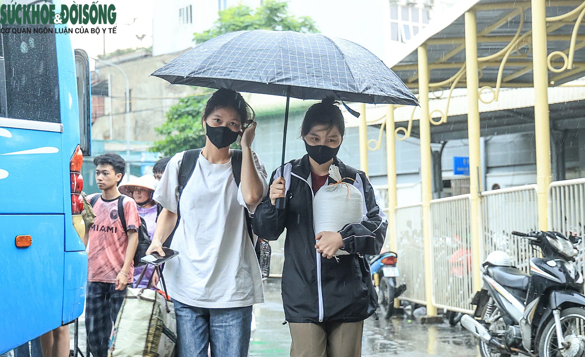 Người dân lỉnh kỉnh đồ đạc quay lại Thủ đô trong ngày cuối kỳ nghỉ lễ- Ảnh 2. Người dân lỉnh kỉnh đồ đạc quay lại Thủ đô trong ngày cuối kỳ nghỉ lễ- Ảnh 2.