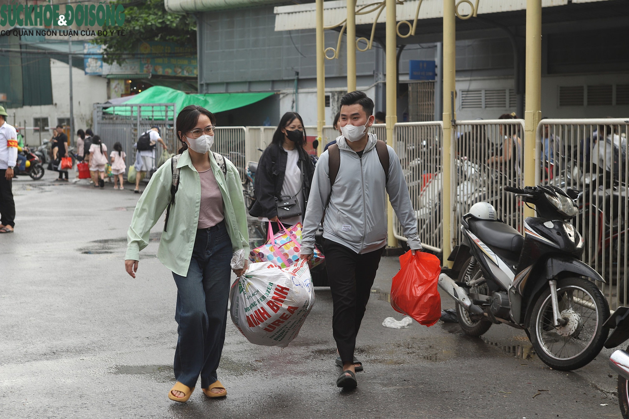 Người dân lỉnh kỉnh đồ đạc quay lại Thủ đô trong ngày cuối kỳ nghỉ lễ- Ảnh 4. Người dân lỉnh kỉnh đồ đạc quay lại Thủ đô trong ngày cuối kỳ nghỉ lễ- Ảnh 4.