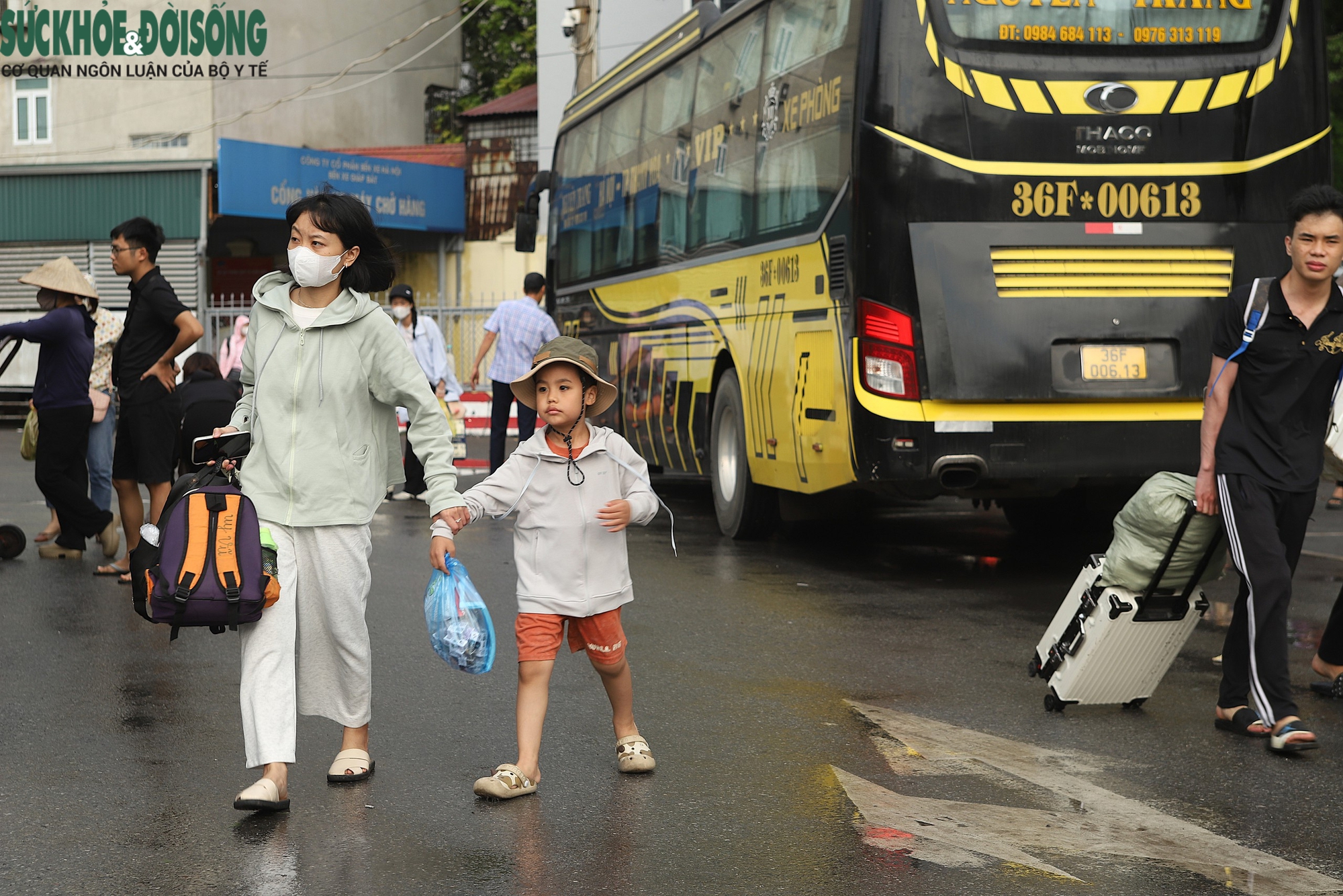 Người dân lỉnh kỉnh đồ đạc quay lại Thủ đô trong ngày cuối kỳ nghỉ lễ- Ảnh 6. Người dân lỉnh kỉnh đồ đạc quay lại Thủ đô trong ngày cuối kỳ nghỉ lễ- Ảnh 6.