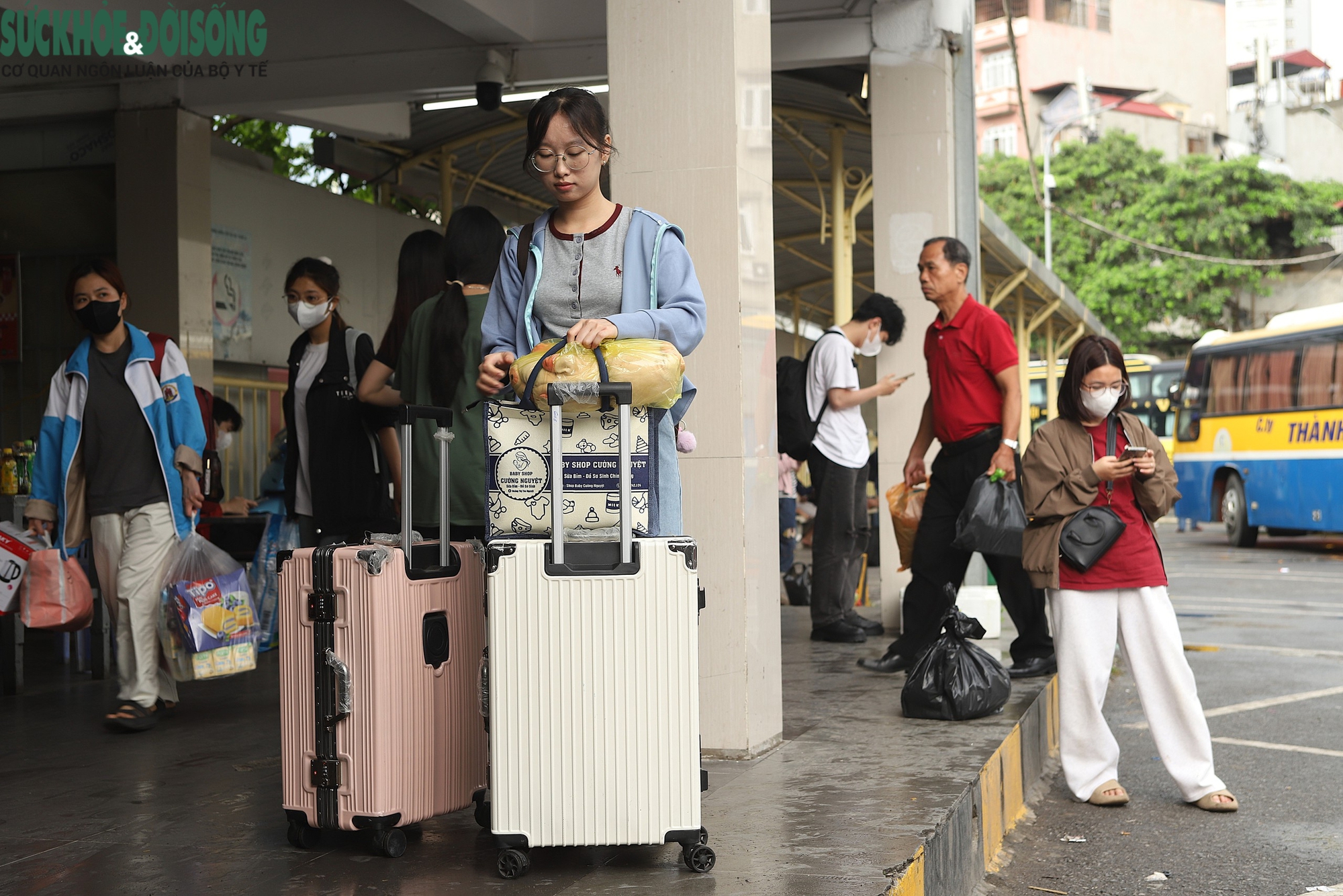 Người dân lỉnh kỉnh đồ đạc quay lại Thủ đô trong ngày cuối kỳ nghỉ lễ- Ảnh 8. Người dân lỉnh kỉnh đồ đạc quay lại Thủ đô trong ngày cuối kỳ nghỉ lễ- Ảnh 8.