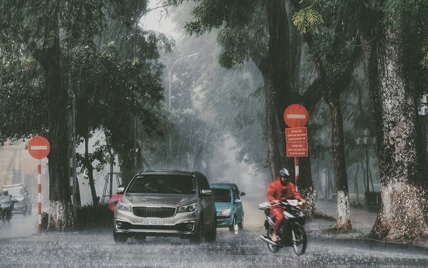 Chiều nay Hà Nội mưa dông kèm lốc sét, gió mạnh