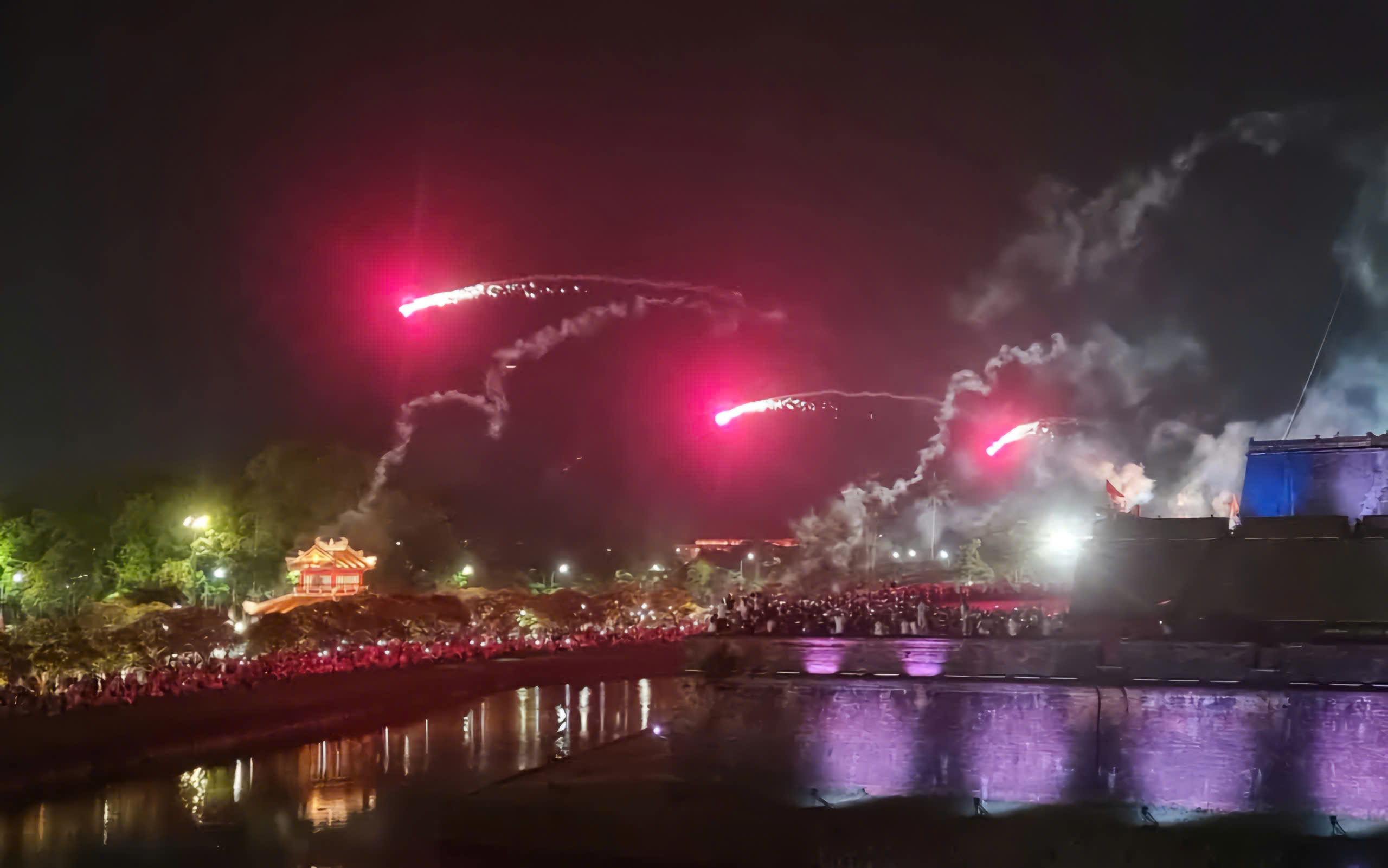 Hoả pháo rơi vào khu vực khán giả ở Huế: Bất ngờ thông tin về các ống hoả thuật- Ảnh 1. Hoả pháo rơi vào khu vực khán giả ở Huế: Bất ngờ thông tin về các ống hoả thuật- Ảnh 1.