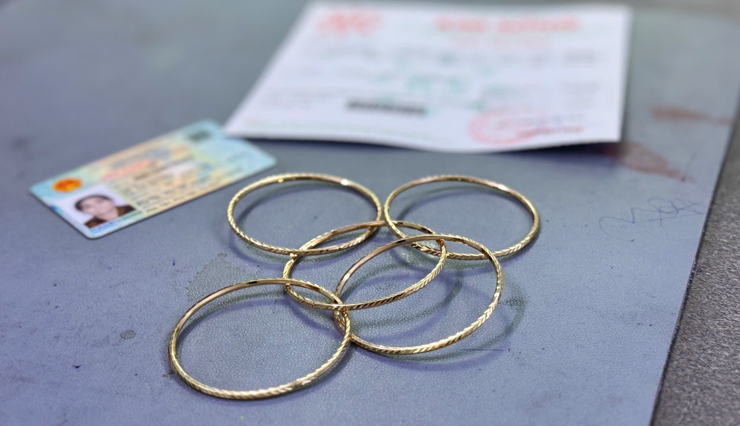 An Giang: Bắt người phụ nữ già vờ mua vàng rồi trộm cắp
- Ảnh 1. An Giang: Bắt người phụ nữ già vờ mua vàng rồi trộm cắp
- Ảnh 1.