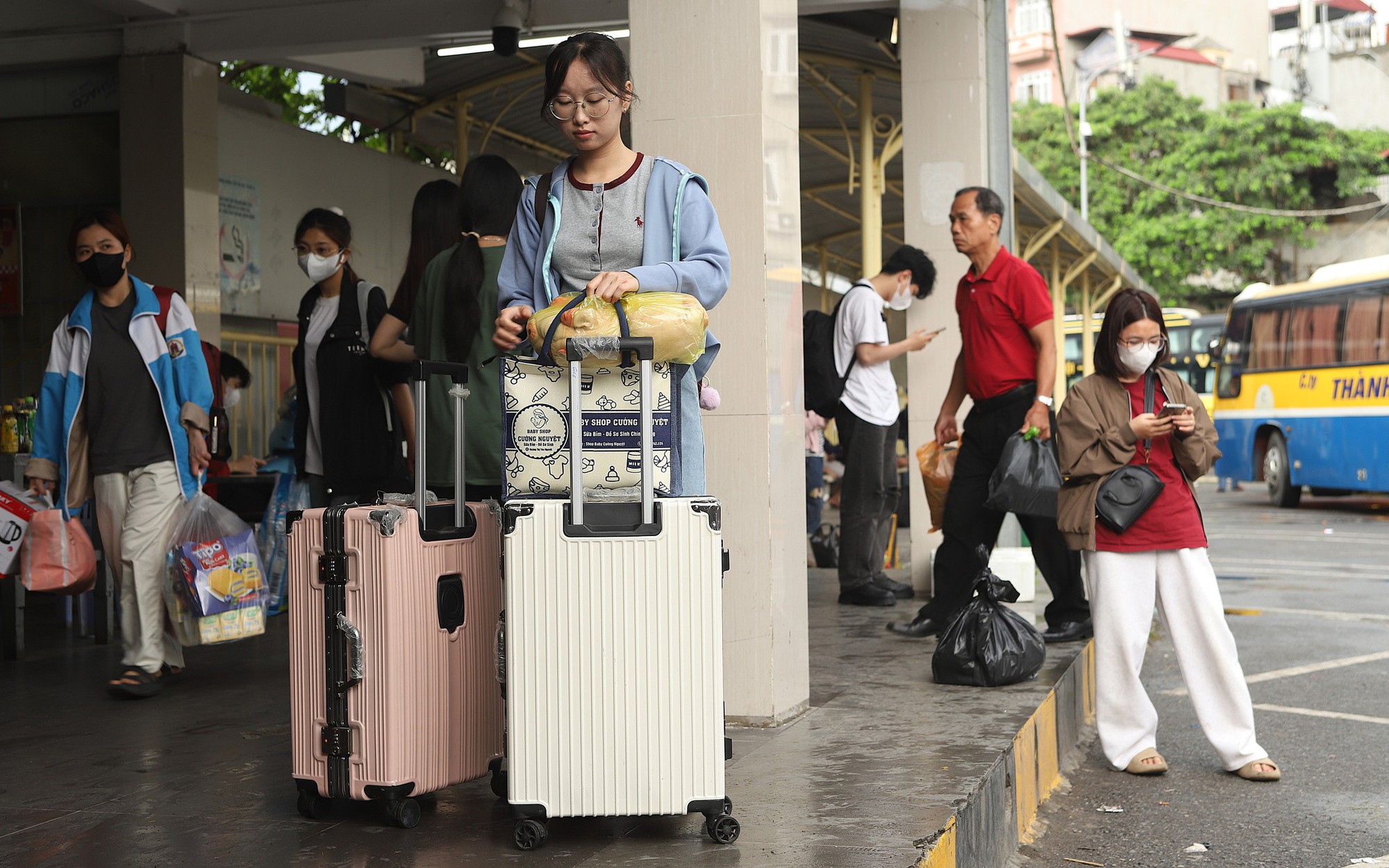 Người dân lỉnh kỉnh đồ đạc quay lại Thủ đô trong ngày cuối kỳ nghỉ lễ