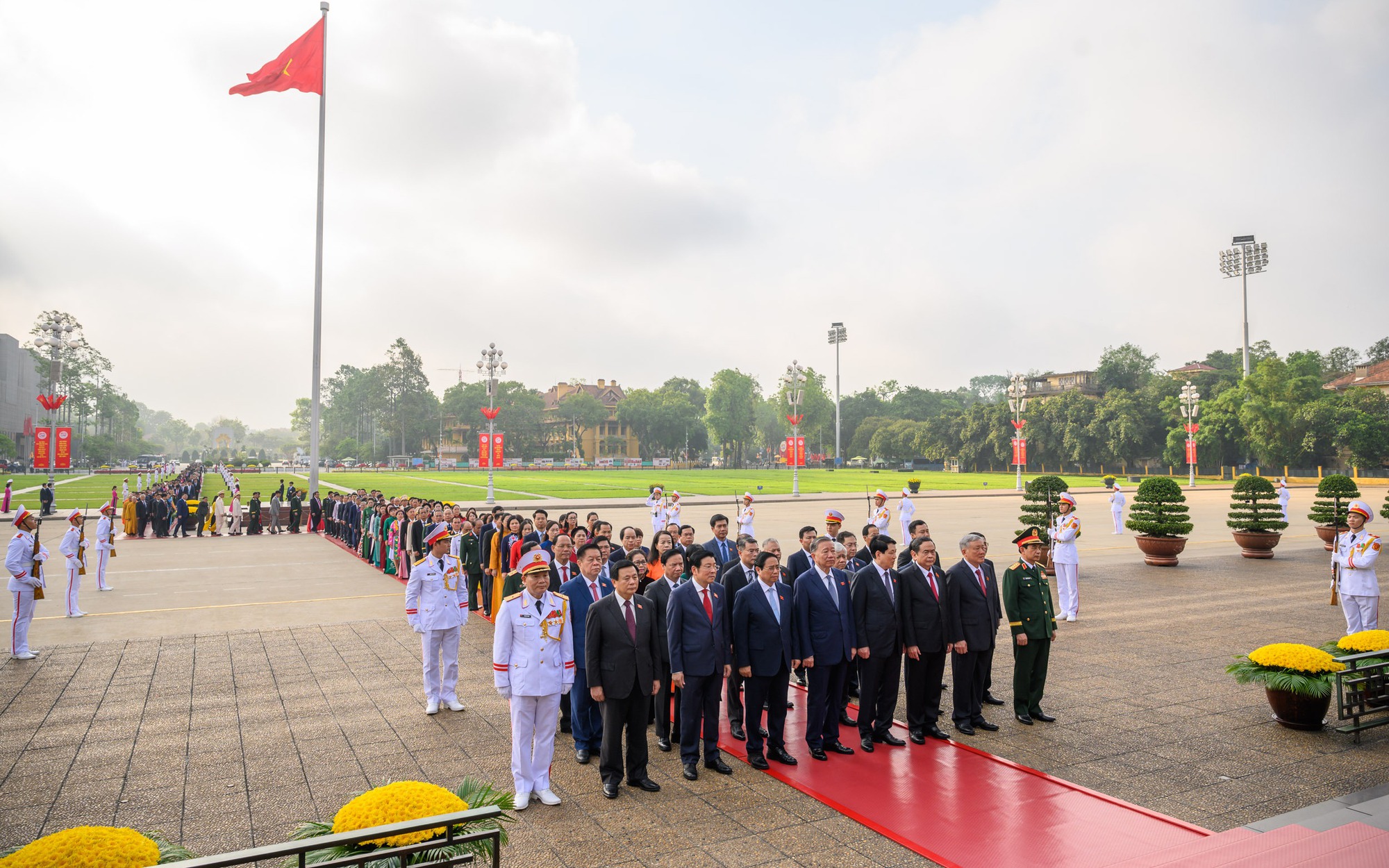 Lãnh đạo Đảng, Nhà nước, ĐBQH vào Lăng viếng Chủ tịch Hồ Chí Minh trước giờ khai mạc Kỳ họp thứ 9