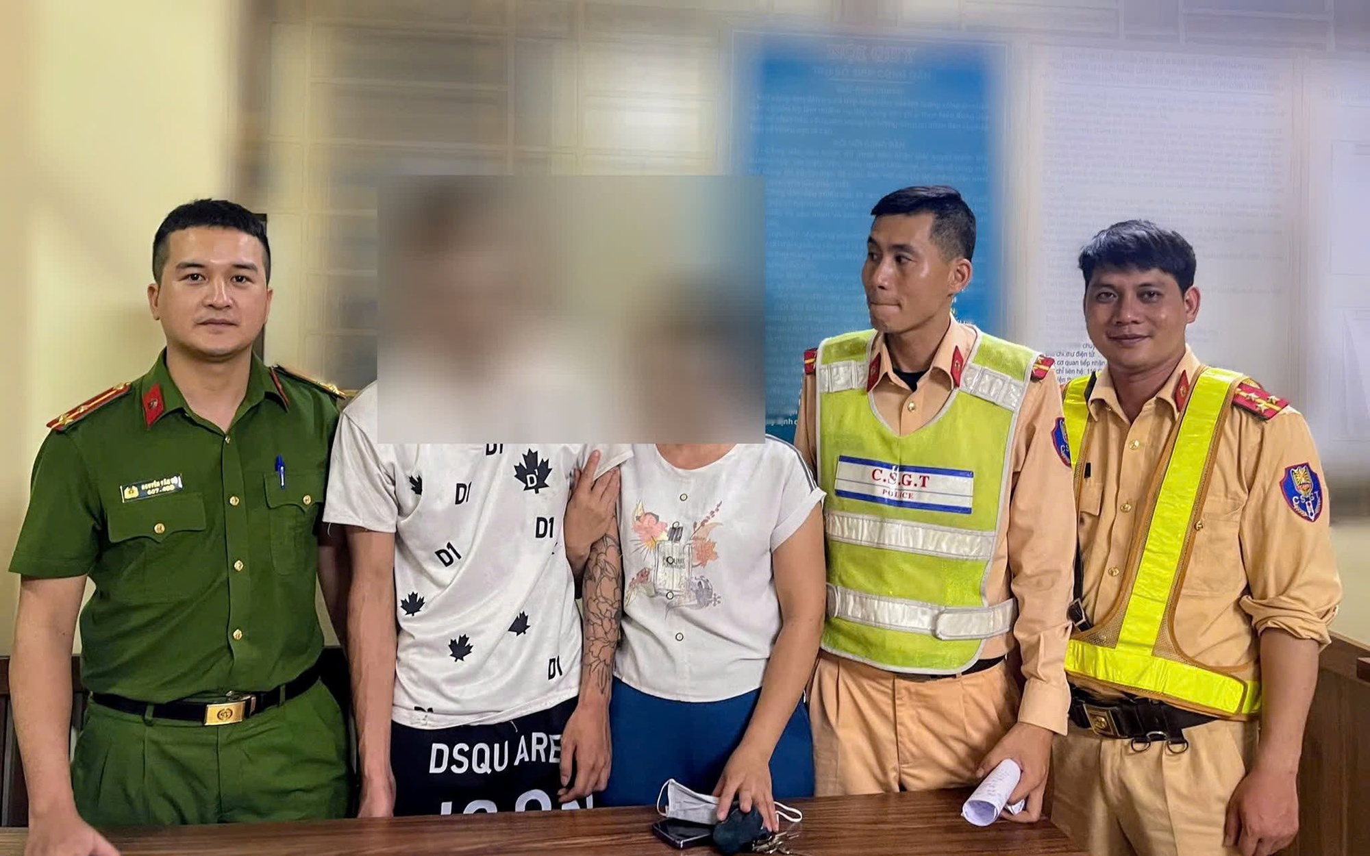 CSGT Hải Phòng kịp thời ngăn cản một thanh niên có ý định nhảy cầu tự tử