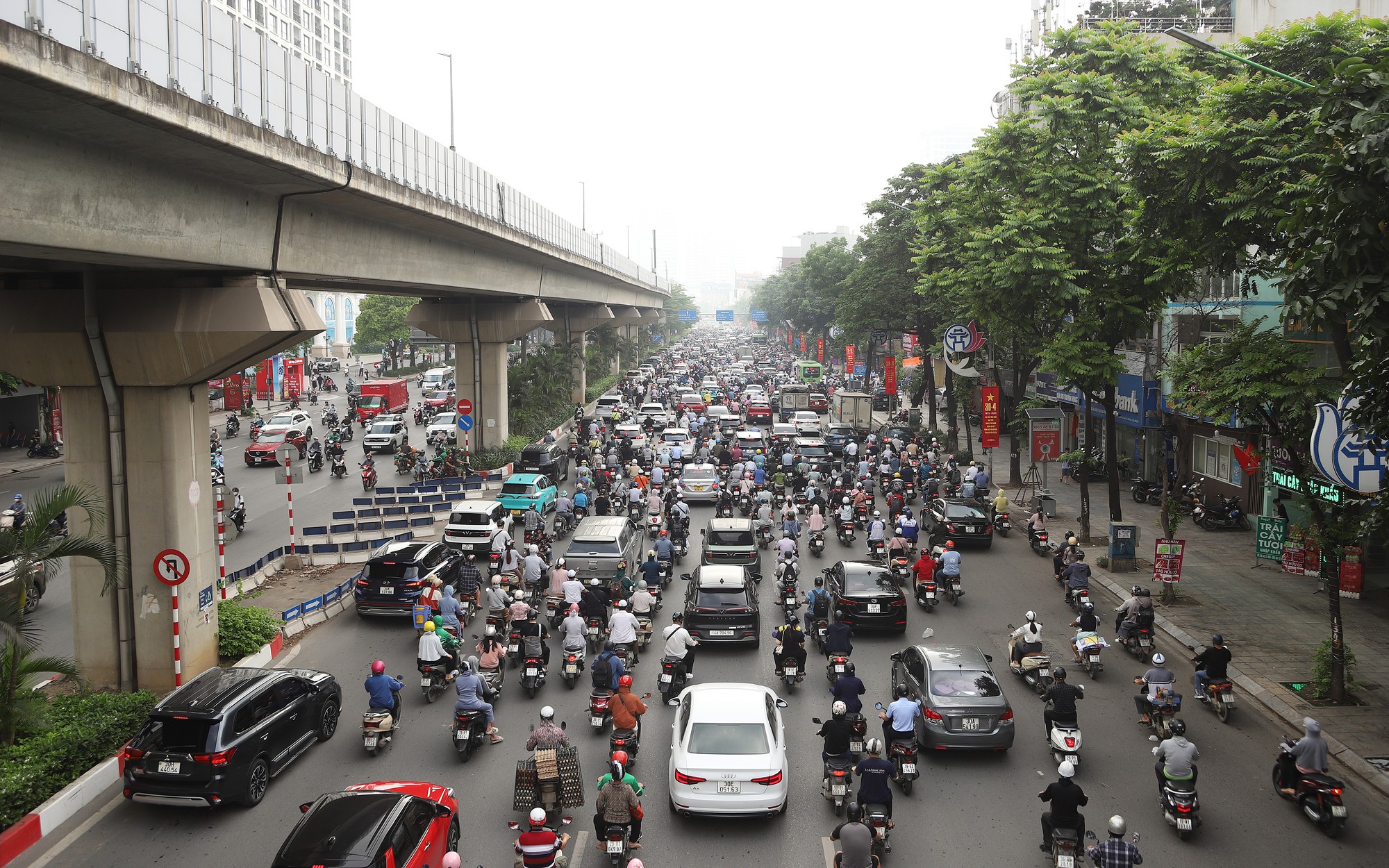 Sau nghỉ lễ, giao thông Hà Nội lại "chật như nêm", xe máy leo vỉa hè tìm lối thoát