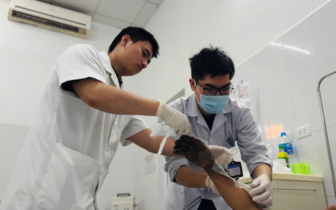 Thợ điện thoát chết sau tai nạn điện giật cháy đen bàn tay