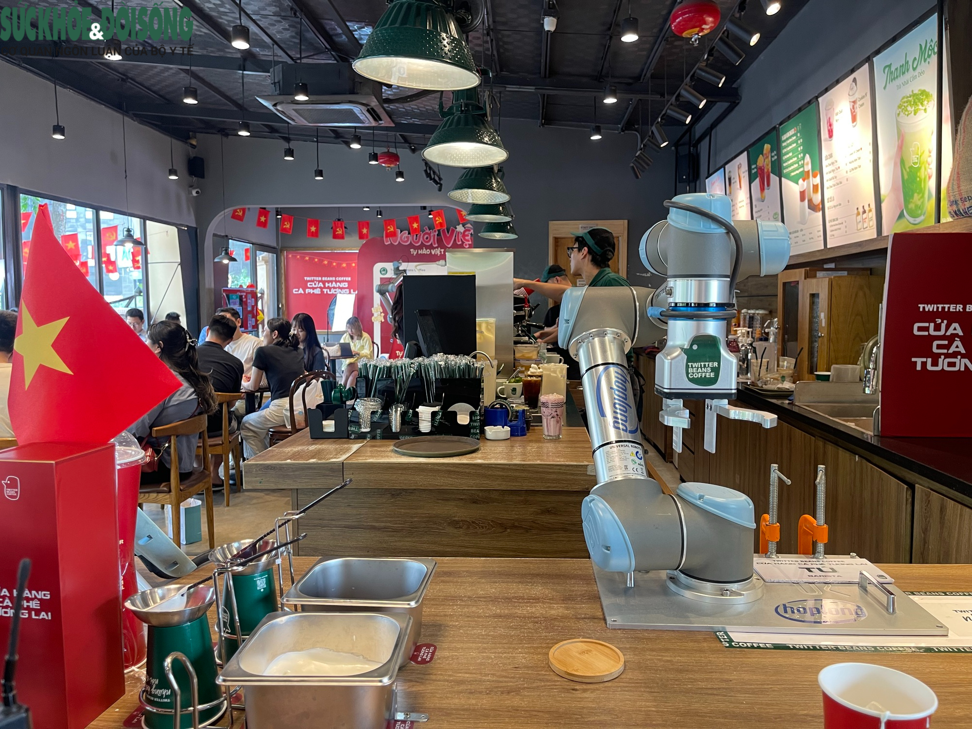 Độc lạ quán cà phê ở Hà Nội có robot pha chế, phục vụ- Ảnh 1. Độc lạ quán cà phê ở Hà Nội có robot pha chế, phục vụ- Ảnh 1.