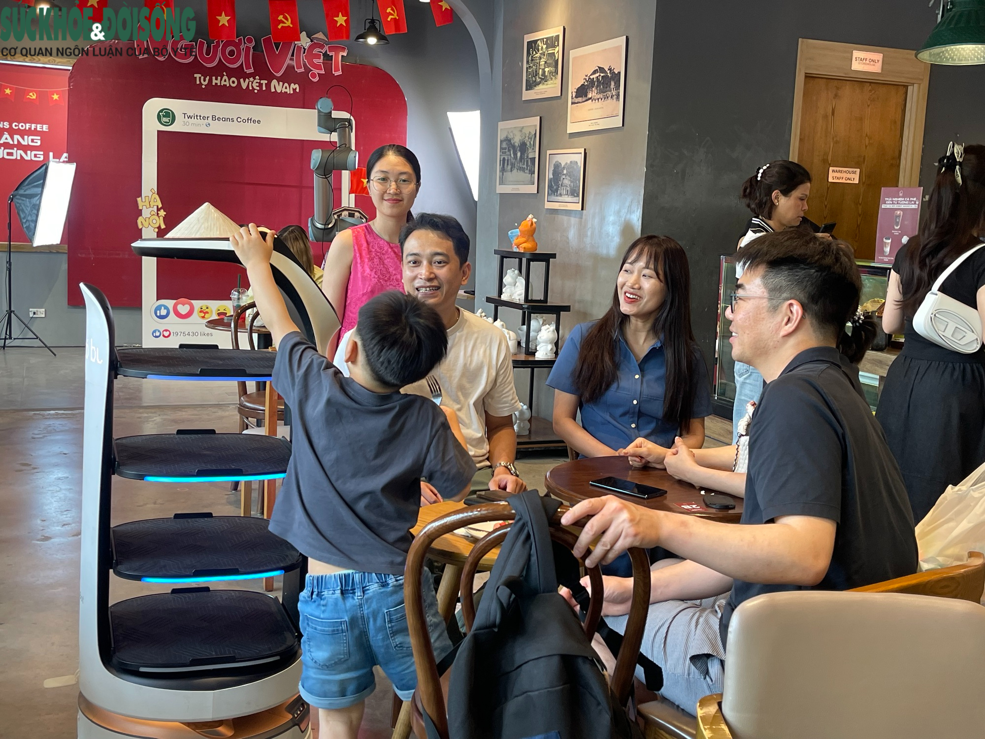 Độc lạ quán cà phê ở Hà Nội có robot pha chế, phục vụ- Ảnh 4. Độc lạ quán cà phê ở Hà Nội có robot pha chế, phục vụ- Ảnh 4.