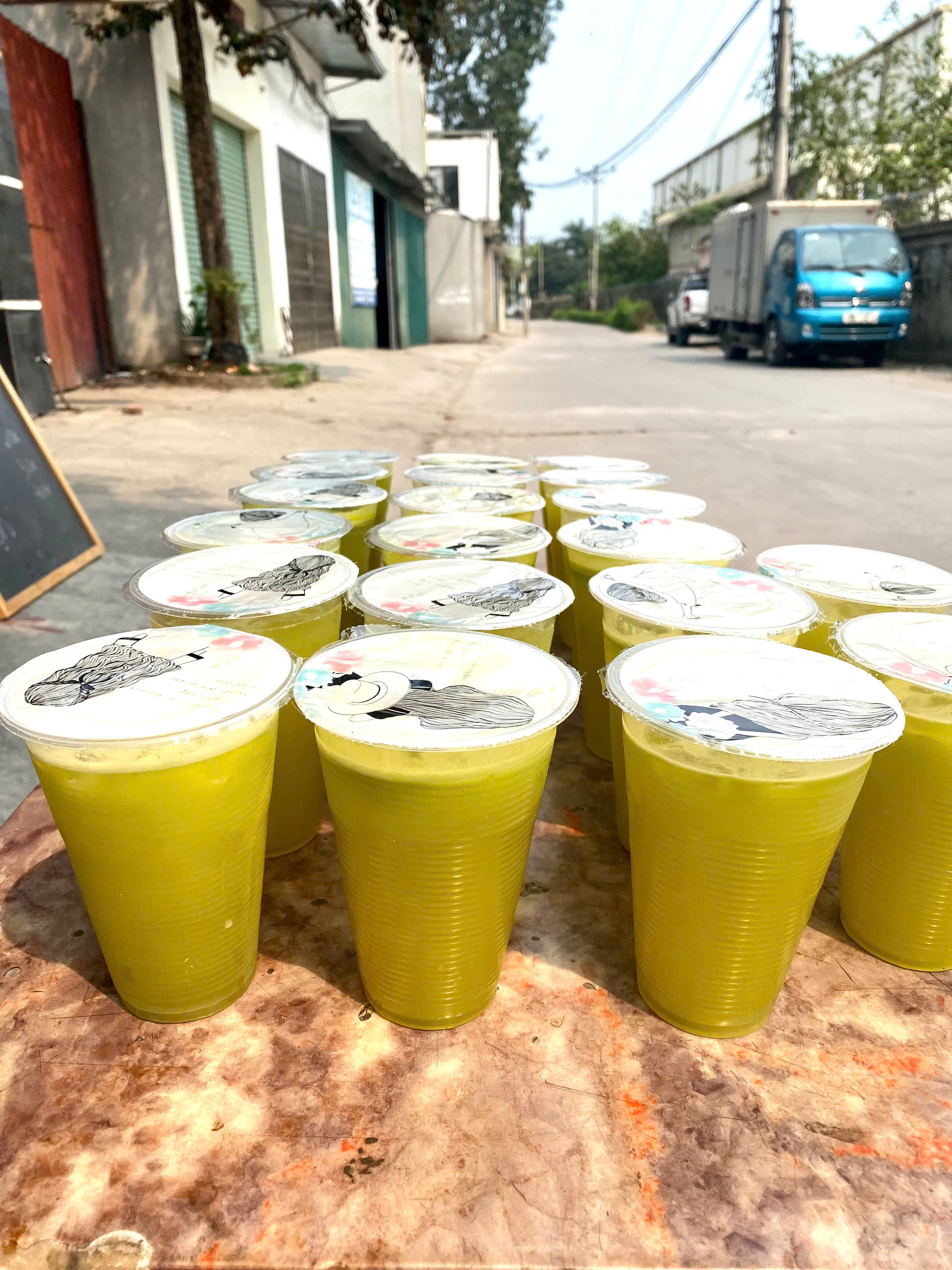 Mùa nắng nóng nước mía giá rẻ bán chạy, tiểu thương chỉ cách nhận biết hàng chuẩn- Ảnh 4. Mùa nắng nóng nước mía giá rẻ bán chạy, tiểu thương chỉ cách nhận biết hàng chuẩn- Ảnh 4.