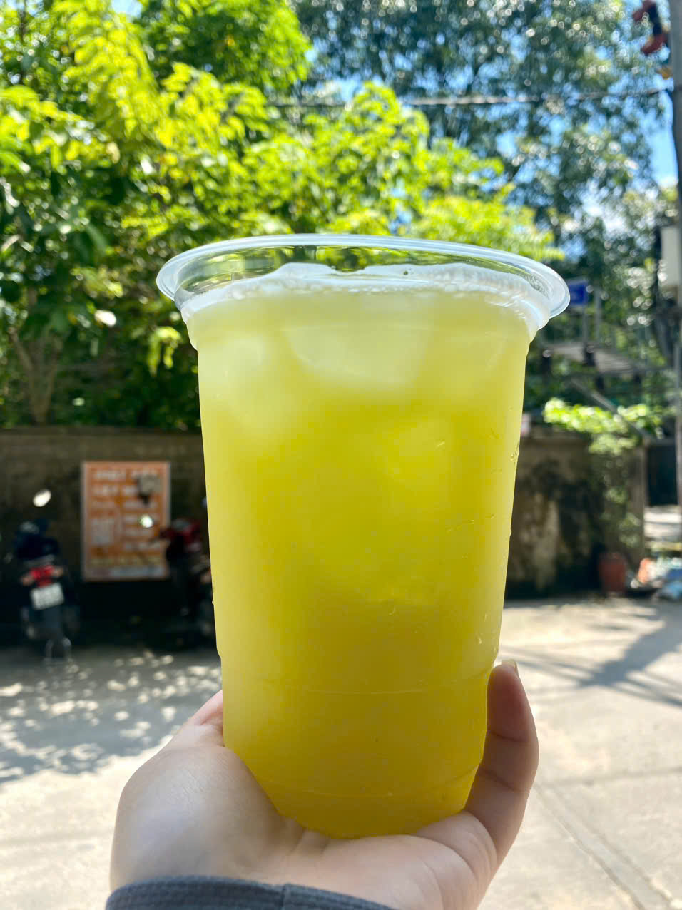 Mùa nắng nóng nước mía giá rẻ bán chạy, tiểu thương chỉ cách nhận biết hàng chuẩn- Ảnh 9. Mùa nắng nóng nước mía giá rẻ bán chạy, tiểu thương chỉ cách nhận biết hàng chuẩn- Ảnh 9.