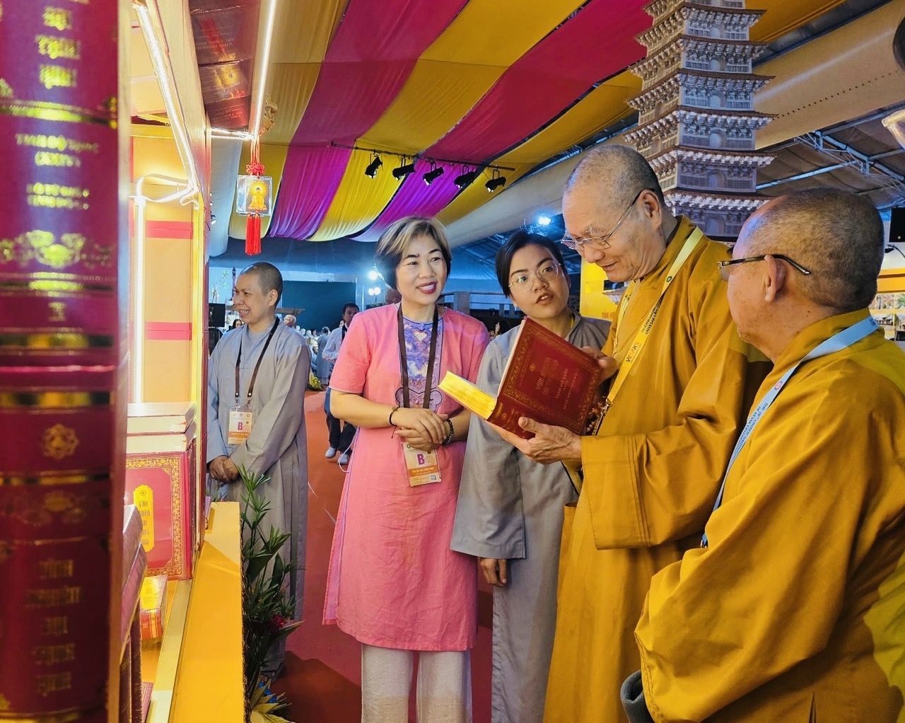 Vesak 2025 lan tỏa tuệ giác Phật giáo vì hòa bình và phát triển bền vững- Ảnh 3. Vesak 2025 lan tỏa tuệ giác Phật giáo vì hòa bình và phát triển bền vững- Ảnh 3.
