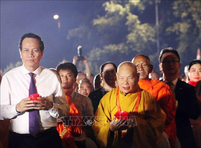 Hơn 10.000 người tham gia lễ thắp nến cầu hòa bình trong khuôn khổ Đại lễ Vesak 2025- Ảnh 1. Hơn 10.000 người tham gia lễ thắp nến cầu hòa bình trong khuôn khổ Đại lễ Vesak 2025- Ảnh 1.