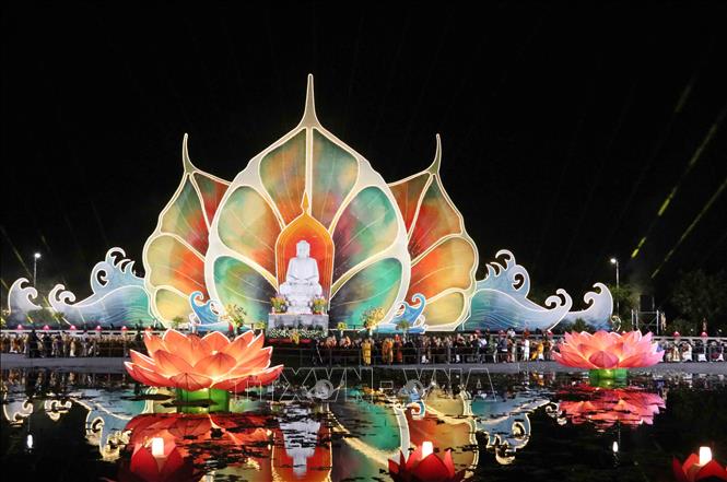 Hơn 10.000 người tham gia lễ thắp nến cầu hòa bình trong khuôn khổ Đại lễ Vesak 2025- Ảnh 3. Hơn 10.000 người tham gia lễ thắp nến cầu hòa bình trong khuôn khổ Đại lễ Vesak 2025- Ảnh 3.