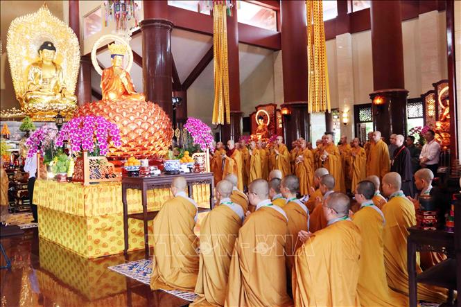 Hơn 10.000 người tham gia lễ thắp nến cầu hòa bình trong khuôn khổ Đại lễ Vesak 2025- Ảnh 4. Hơn 10.000 người tham gia lễ thắp nến cầu hòa bình trong khuôn khổ Đại lễ Vesak 2025- Ảnh 4.