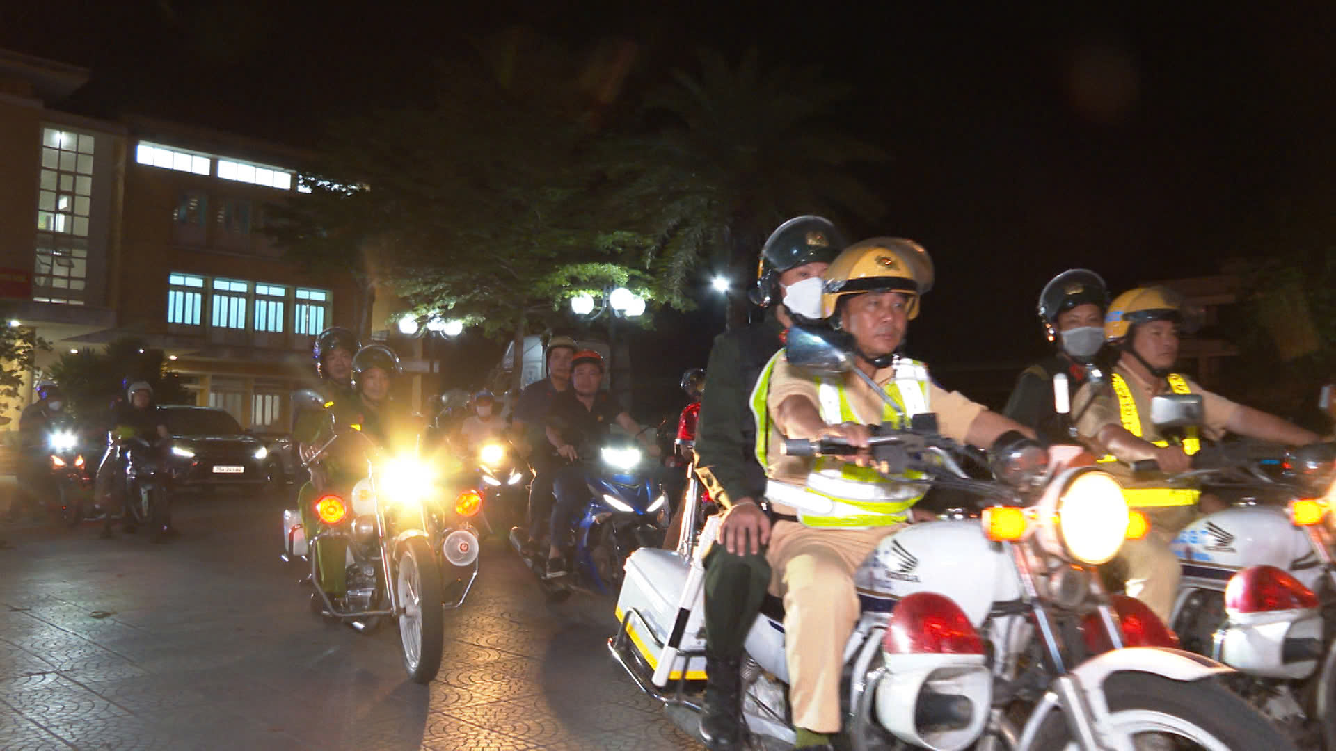 Tuần tra công khai kết hợp bí mật hoá trang ngăn chặn đua xe ở Huế- Ảnh 1. Tuần tra công khai kết hợp bí mật hoá trang ngăn chặn đua xe ở Huế- Ảnh 1.