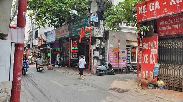 Nam thanh niên nghi 'ngáo đá' chém nhiều người đi đường ở Hà Nội- Ảnh 1. Nam thanh niên nghi 'ngáo đá' chém nhiều người đi đường ở Hà Nội- Ảnh 1.
