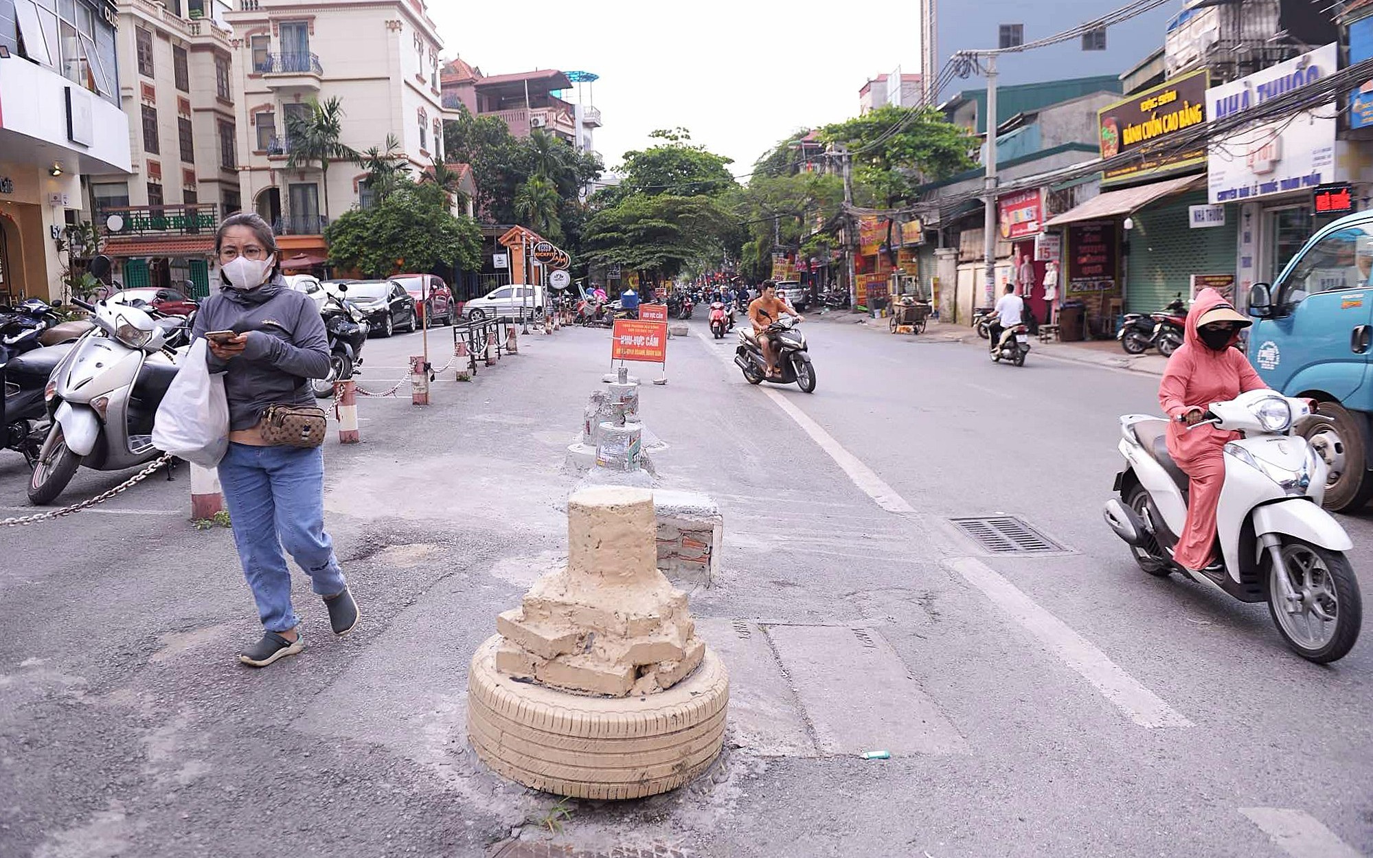 Tự ý đổ 5 trụ bê tông "chình ình" trước chung cư Lilama, xử lý thế nào?