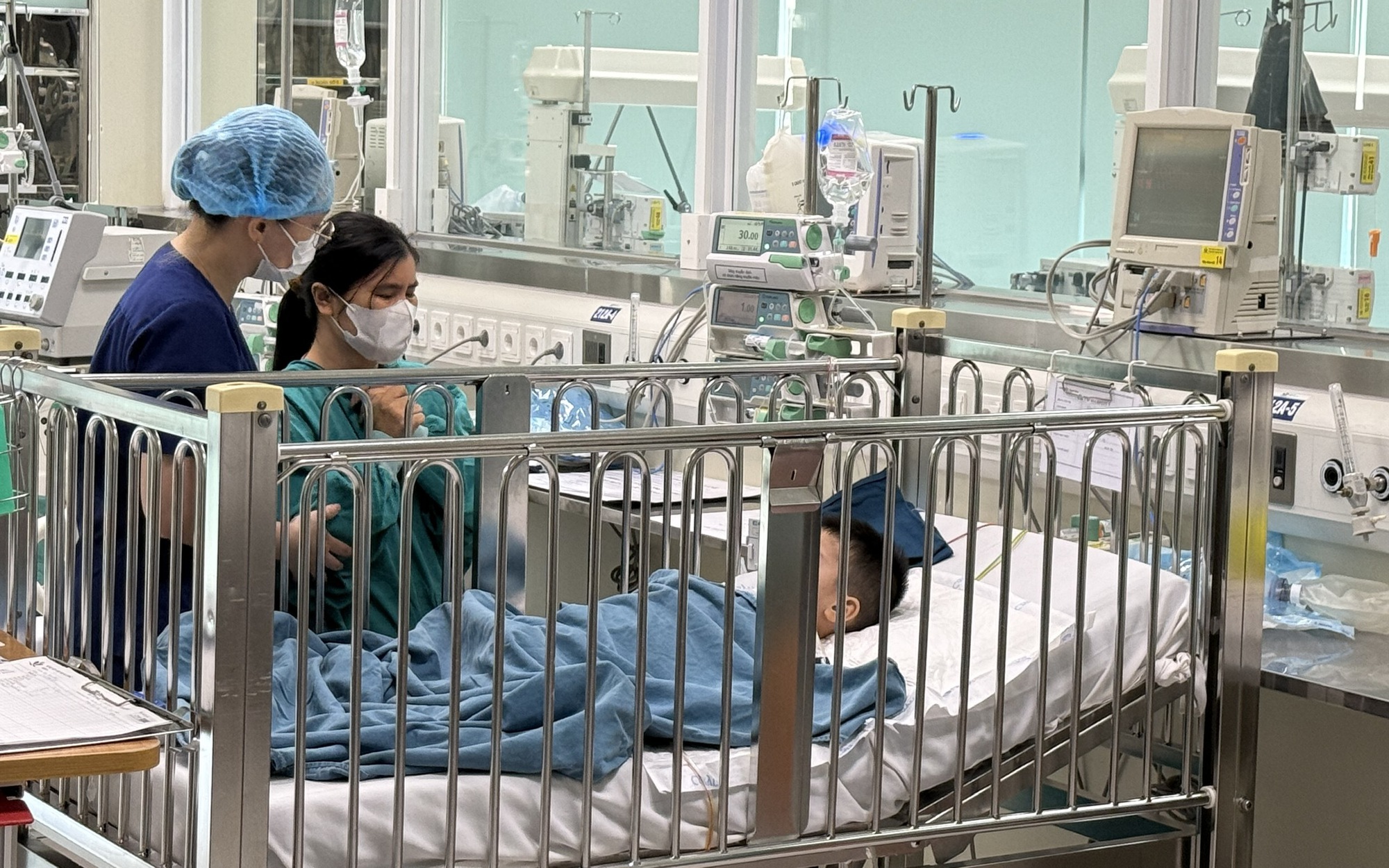 Sức khoẻ bệnh nhi bị xe cán qua ở Nam Định thế nào?
