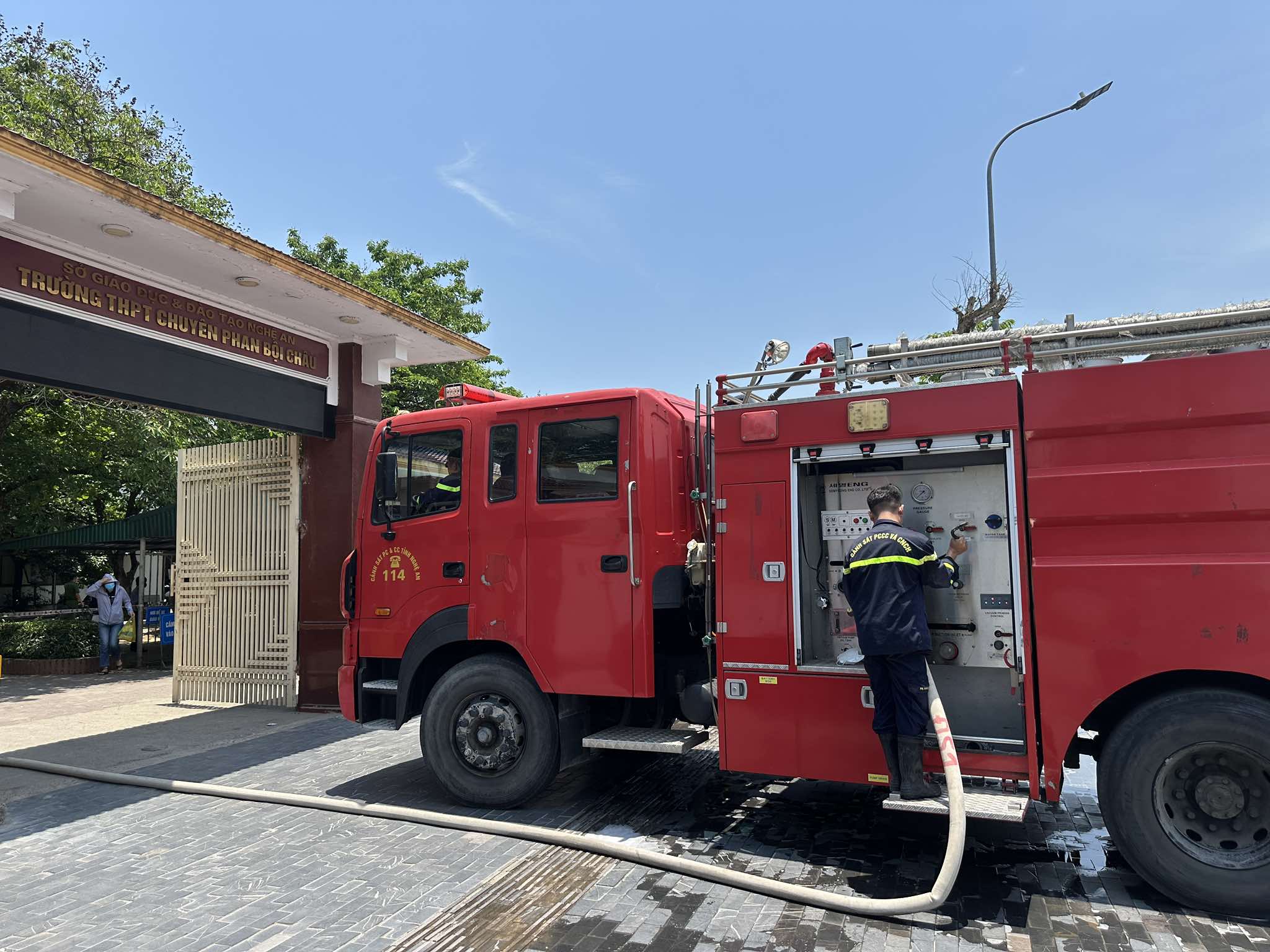 Cháy phòng thí nghiệm trường chuyên nổi tiếng nhất Nghệ An, học sinh phải sơ tán- Ảnh 1. Cháy phòng thí nghiệm trường chuyên nổi tiếng nhất Nghệ An, học sinh phải sơ tán- Ảnh 1.