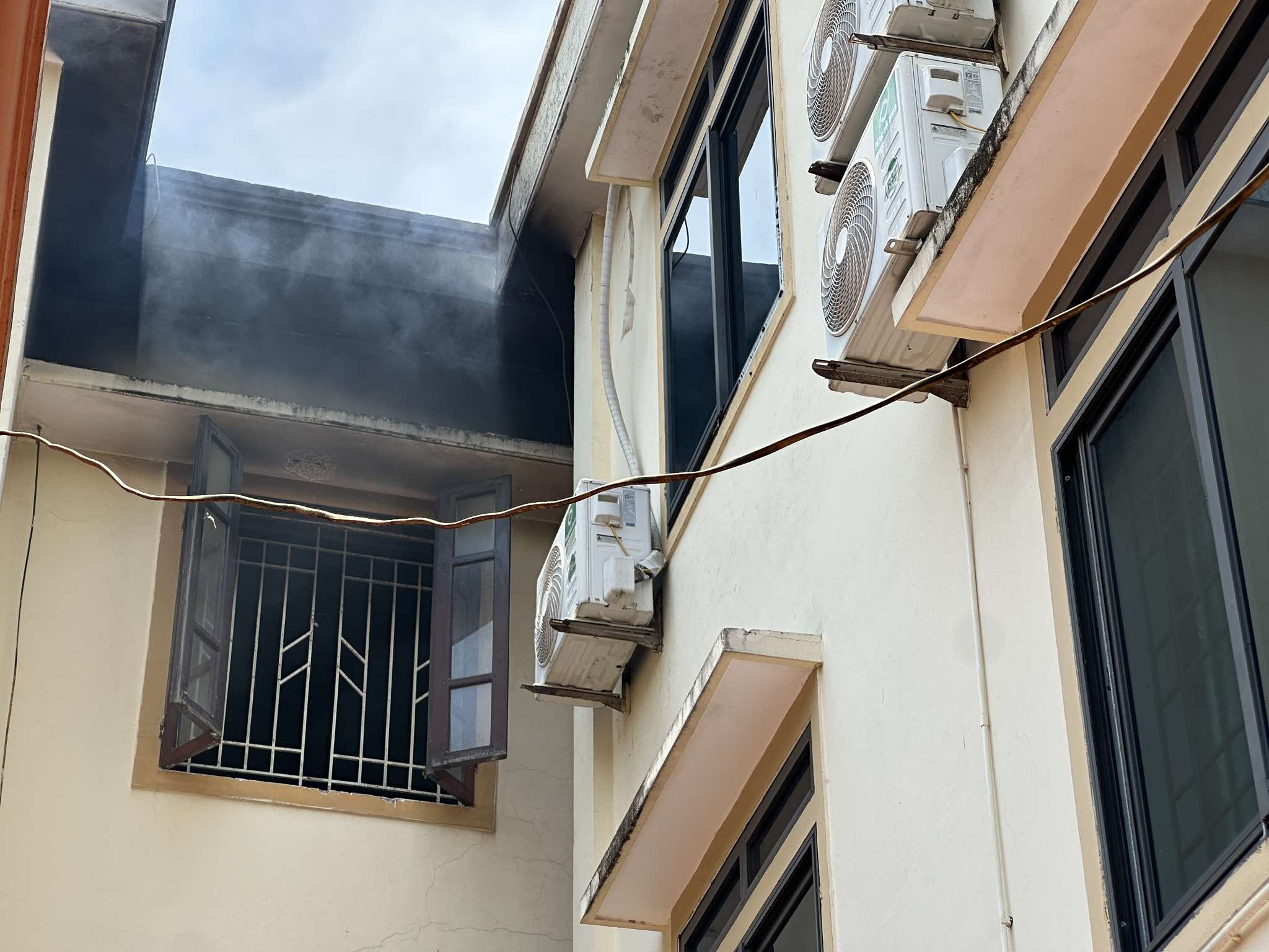 Cháy phòng thí nghiệm trường chuyên nổi tiếng nhất Nghệ An, học sinh phải sơ tán- Ảnh 2. Cháy phòng thí nghiệm trường chuyên nổi tiếng nhất Nghệ An, học sinh phải sơ tán- Ảnh 2.