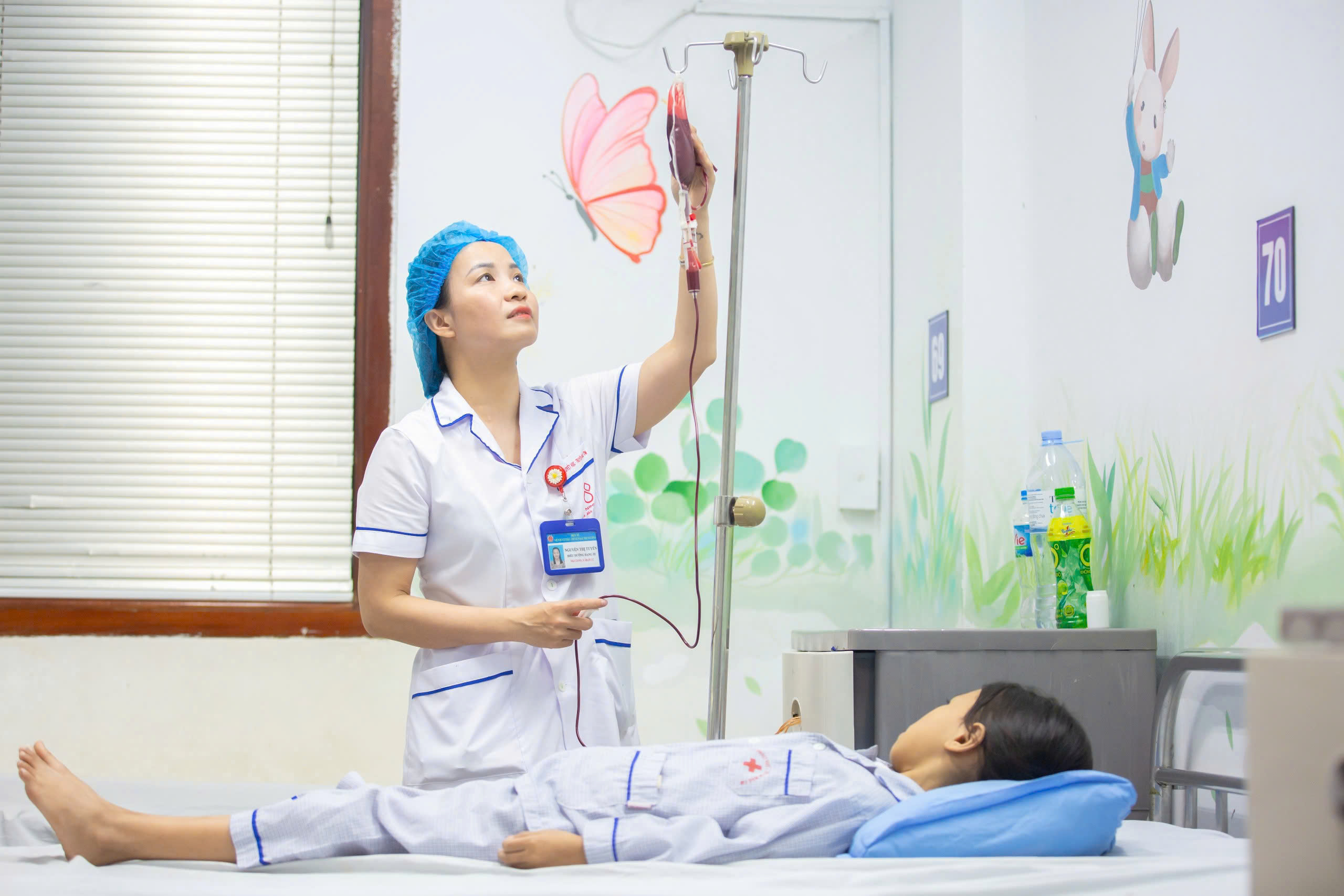 Khi điều dưỡng viên, kỹ thuật y trở thành bạn tâm tình và 'người nhà' của người bệnh- Ảnh 1. Khi điều dưỡng viên, kỹ thuật y trở thành bạn tâm tình và 'người nhà' của người bệnh- Ảnh 1.