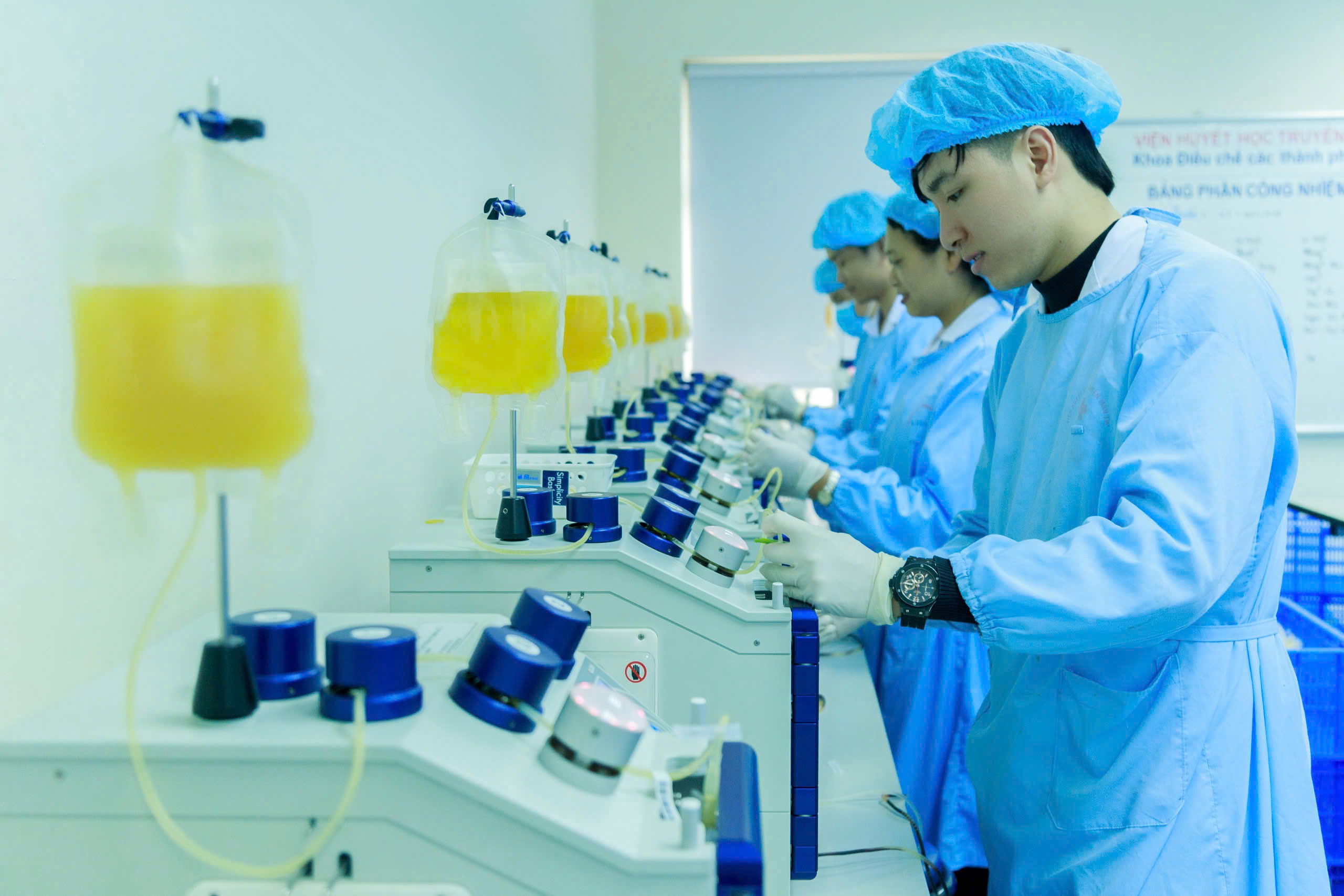 Khi điều dưỡng viên, kỹ thuật y trở thành bạn tâm tình và 'người nhà' của người bệnh- Ảnh 2. Khi điều dưỡng viên, kỹ thuật y trở thành bạn tâm tình và 'người nhà' của người bệnh- Ảnh 2.