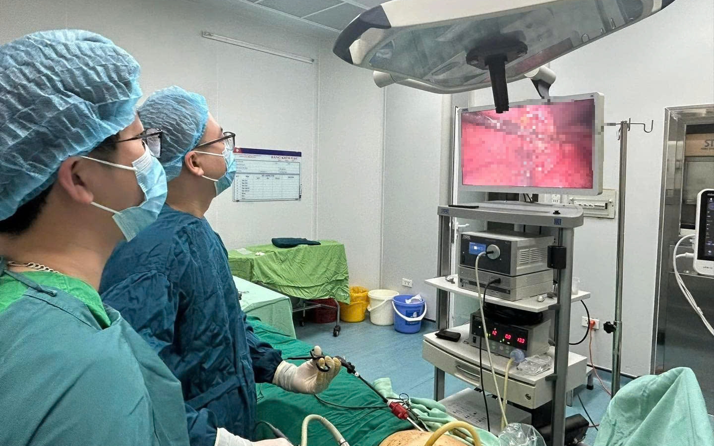 Hy hữu: Người đàn ông bị viên đá bắn thủng bụng khi đang  cắt cỏ