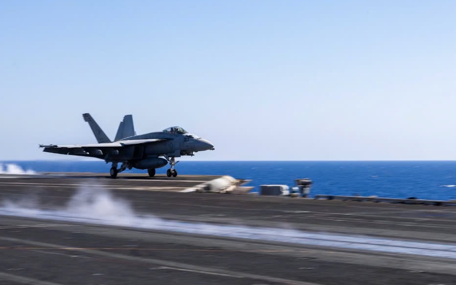 Chiến đấu cơ F/A-18 Super Hornet của Mỹ bị rơi từ tàu sân bay xuống Biển Đỏ