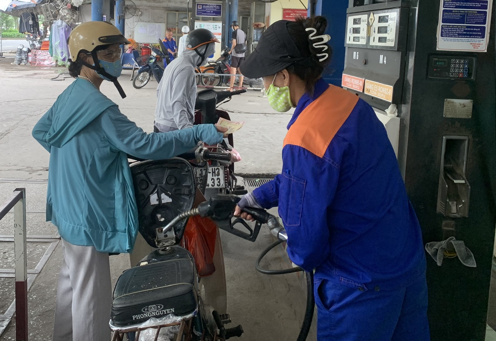 Giá xăng giảm lần thứ 2 liên tiếp, RON95 còn 19.170đ/lít