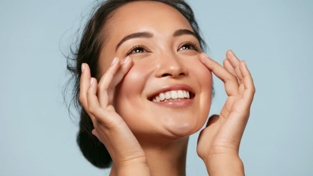 Vì sao thiếu ngủ, căng thẳng khiến da dầu luôn bóng nhờn, nhiều trứng cá?- Ảnh 1. Vì sao thiếu ngủ, căng thẳng khiến da dầu luôn bóng nhờn, nhiều trứng cá?- Ảnh 1.