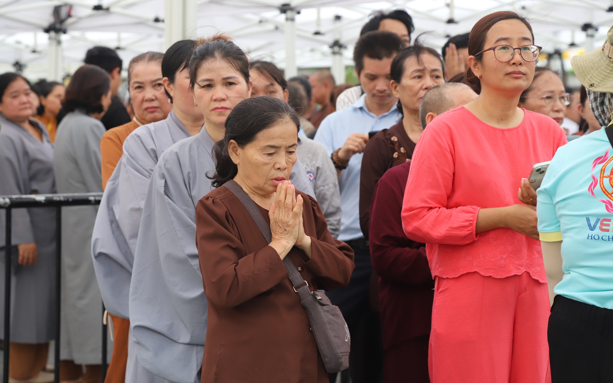Hàng vạn người xếp hàng chiêm bái xá lợi Phật và trái tim Bồ tát Thích Quảng Đức