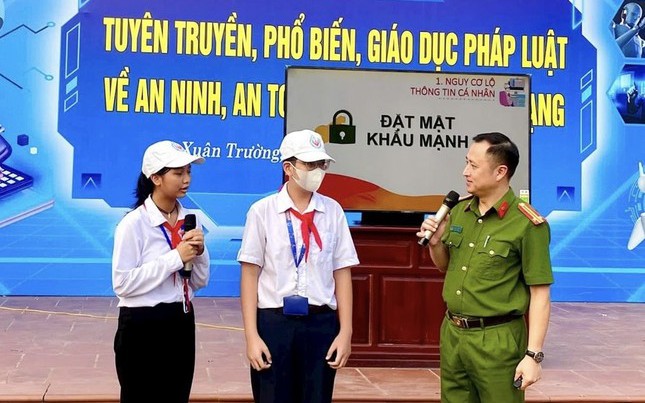 Cảnh báo từ Bộ GD&ĐT: Chiêu trò lôi kéo học sinh mở tài khoản ngân hàng