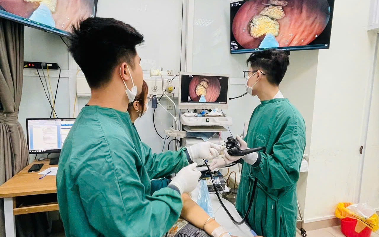 Bã thức ăn đóng cục trong dạ dày cụ bà