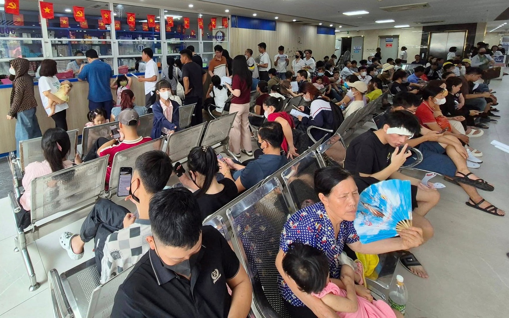 Chật kín người khám bệnh da liễu mùa hè, người dân nên đặt khám online