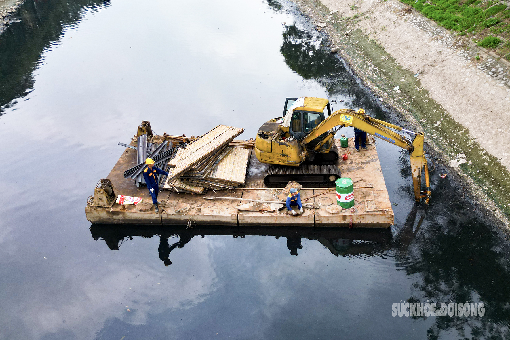 Đập dâng giữ nước đầu tiên trên sông Tô Lịch đã thành hình- Ảnh 7. Đập dâng giữ nước đầu tiên trên sông Tô Lịch đã thành hình- Ảnh 7.