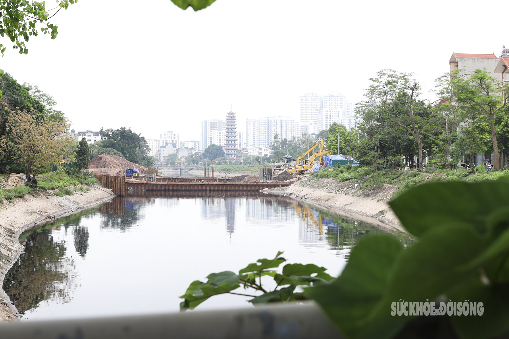 Đập dâng giữ nước đầu tiên trên sông Tô Lịch đã thành hình- Ảnh 1. Đập dâng giữ nước đầu tiên trên sông Tô Lịch đã thành hình- Ảnh 1.
