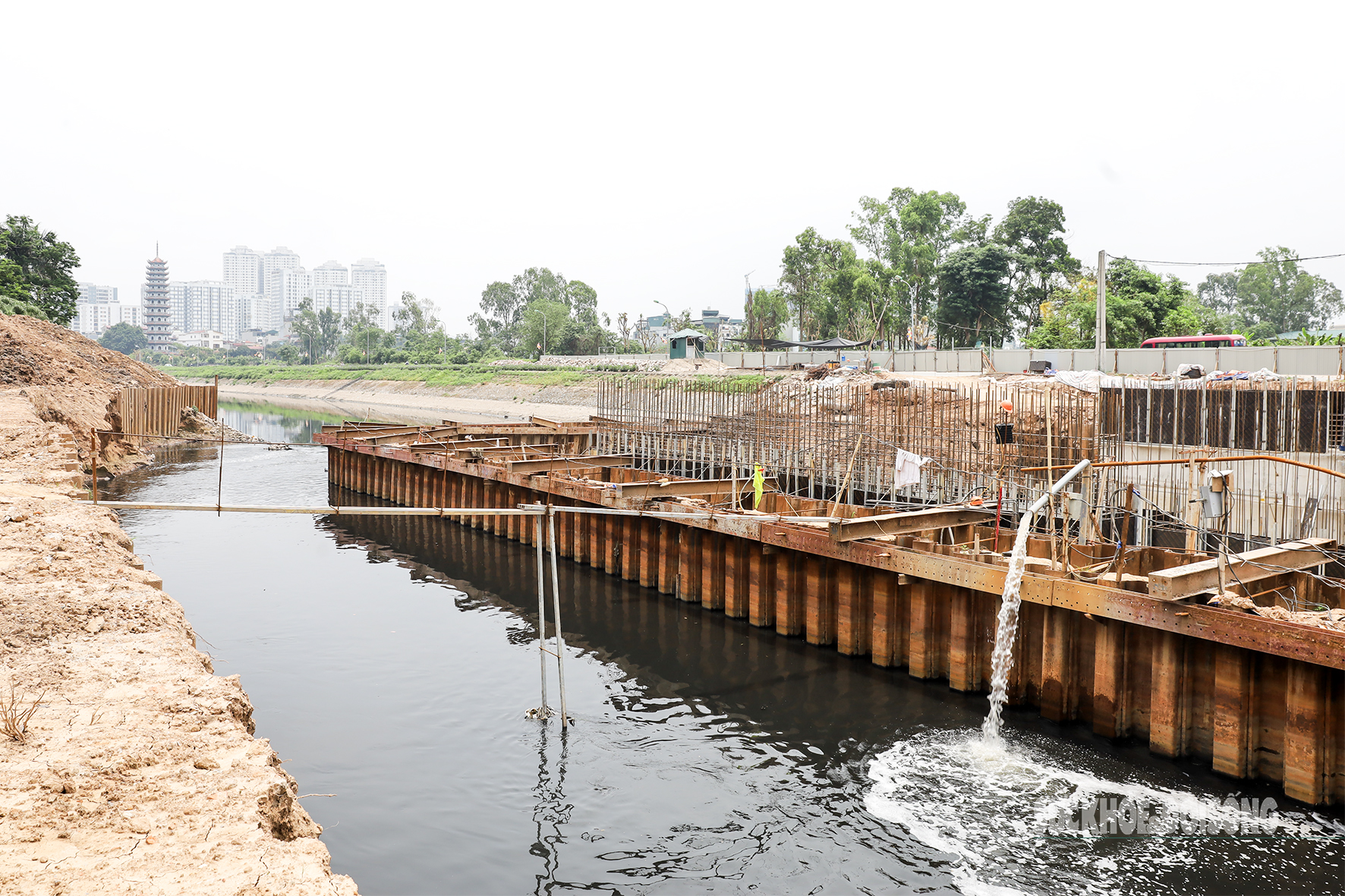 Đập dâng giữ nước đầu tiên trên sông Tô Lịch đã thành hình- Ảnh 6. Đập dâng giữ nước đầu tiên trên sông Tô Lịch đã thành hình- Ảnh 6.