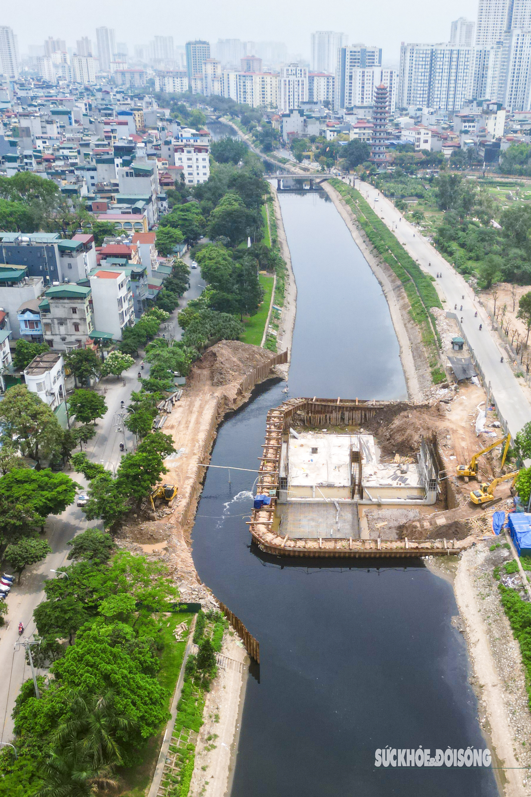 Đập dâng giữ nước đầu tiên trên sông Tô Lịch đã thành hình- Ảnh 2. Đập dâng giữ nước đầu tiên trên sông Tô Lịch đã thành hình- Ảnh 2.