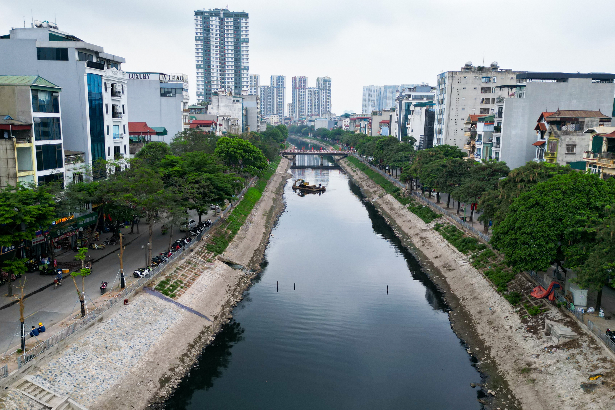 Đập dâng giữ nước đầu tiên trên sông Tô Lịch đã thành hình- Ảnh 10. Đập dâng giữ nước đầu tiên trên sông Tô Lịch đã thành hình- Ảnh 10.