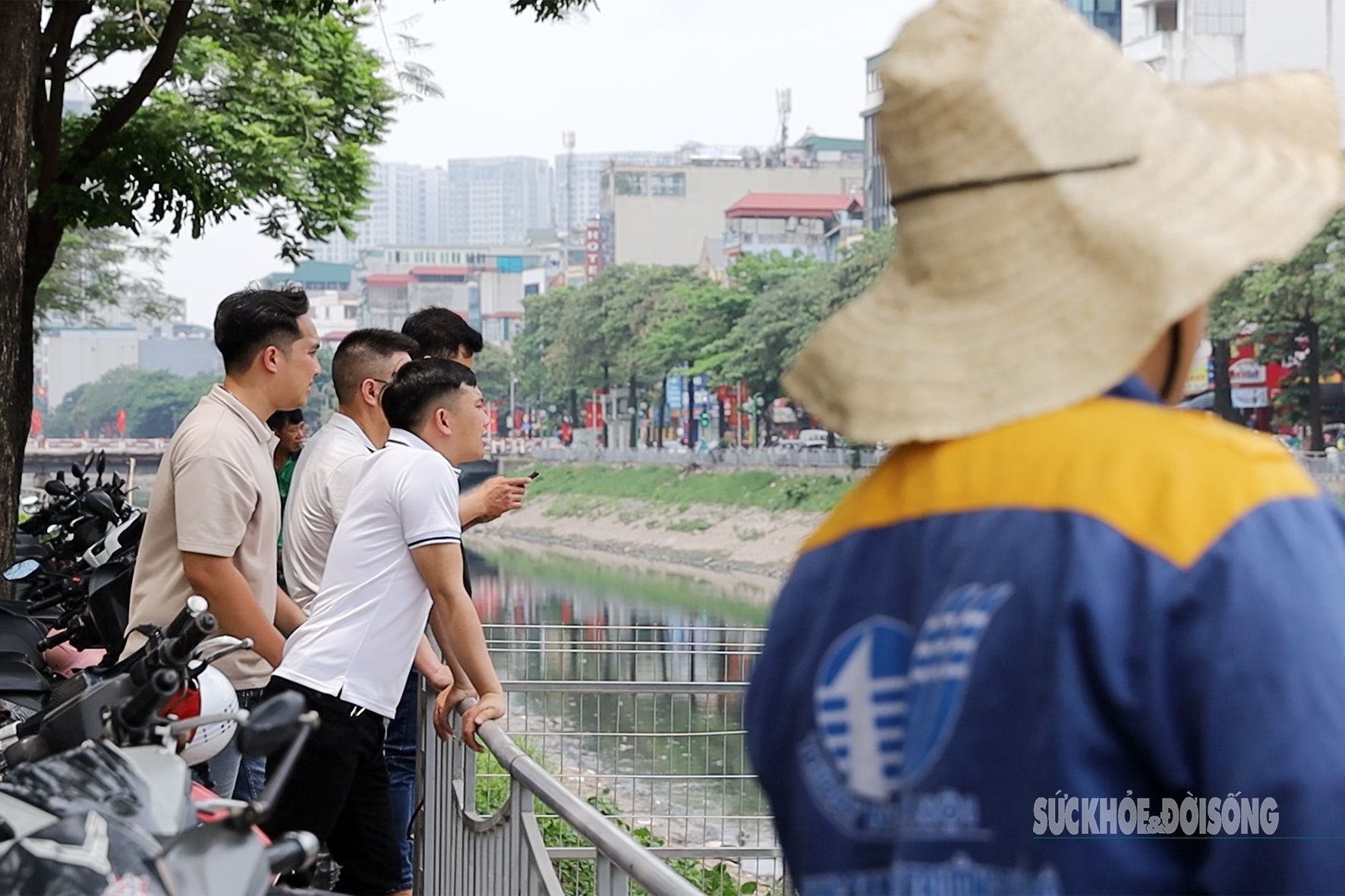 Đập dâng giữ nước đầu tiên trên sông Tô Lịch đã thành hình- Ảnh 9. Đập dâng giữ nước đầu tiên trên sông Tô Lịch đã thành hình- Ảnh 9.