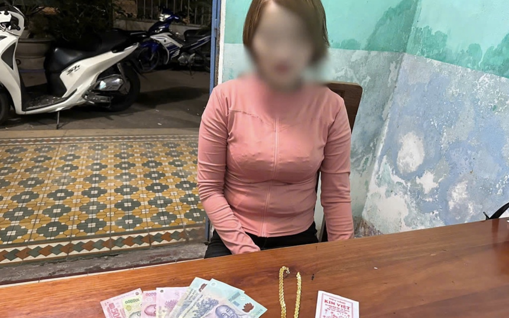 Vờ mua vàng, người phụ nữ "cuỗm" luôn vàng