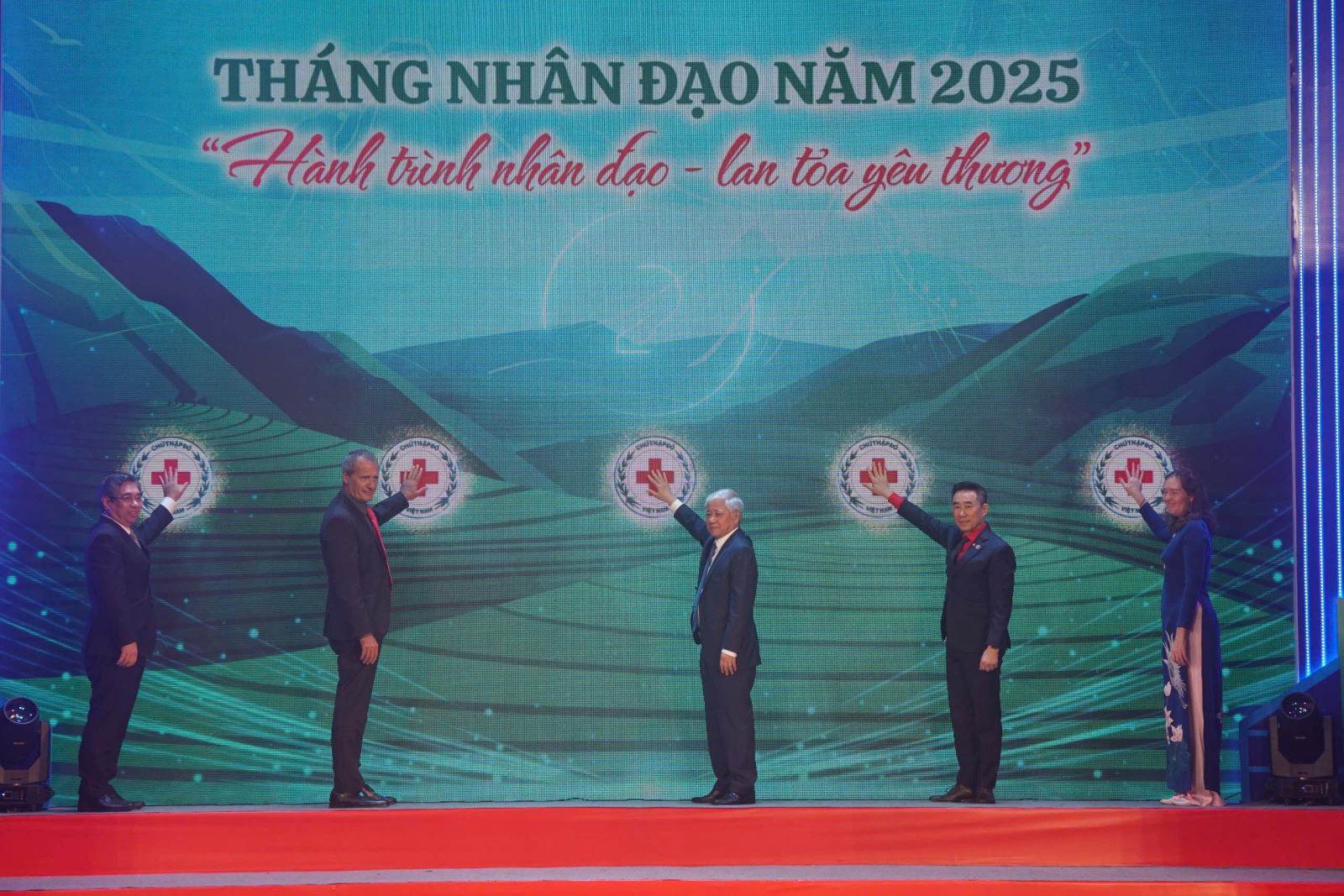 Phát động Tháng Nhân đạo năm 2025 cấp quốc gia- Ảnh 1. Phát động Tháng Nhân đạo năm 2025 cấp quốc gia- Ảnh 1.