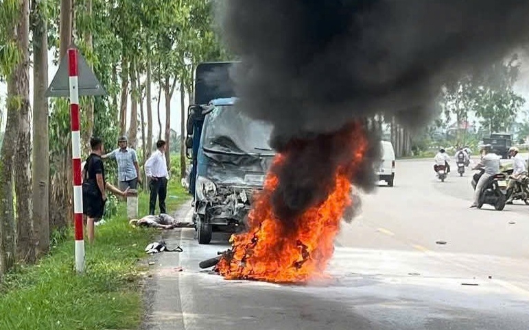 Va chạm với ô tô, người đàn ông ở Hải Dương tử vong, xe máy bất ngờ bốc cháy