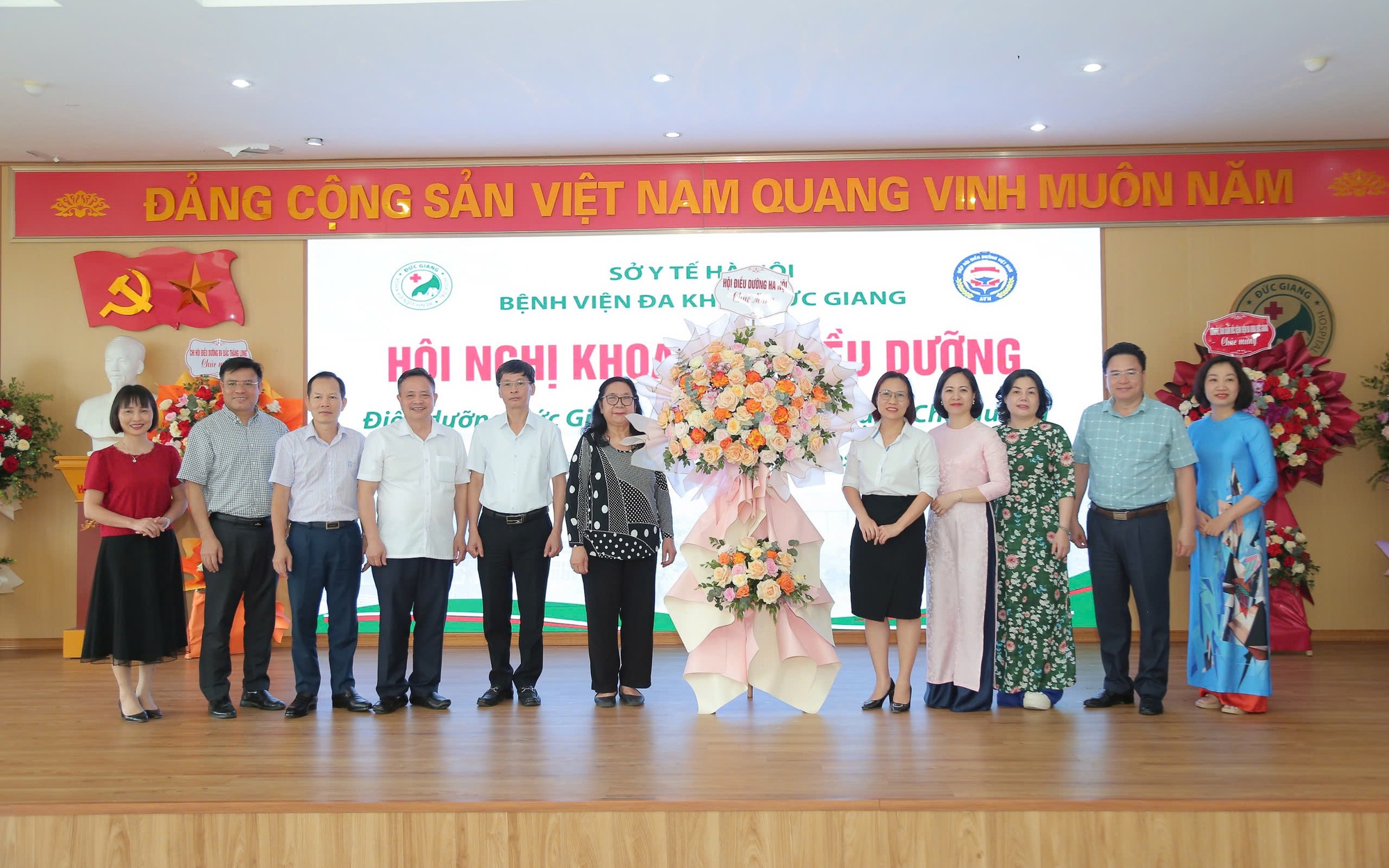 Nụ cười hiền hậu, chăm sóc tận tâm của điều dưỡng giúp người bệnh vơi đi nỗi lo ốm đau