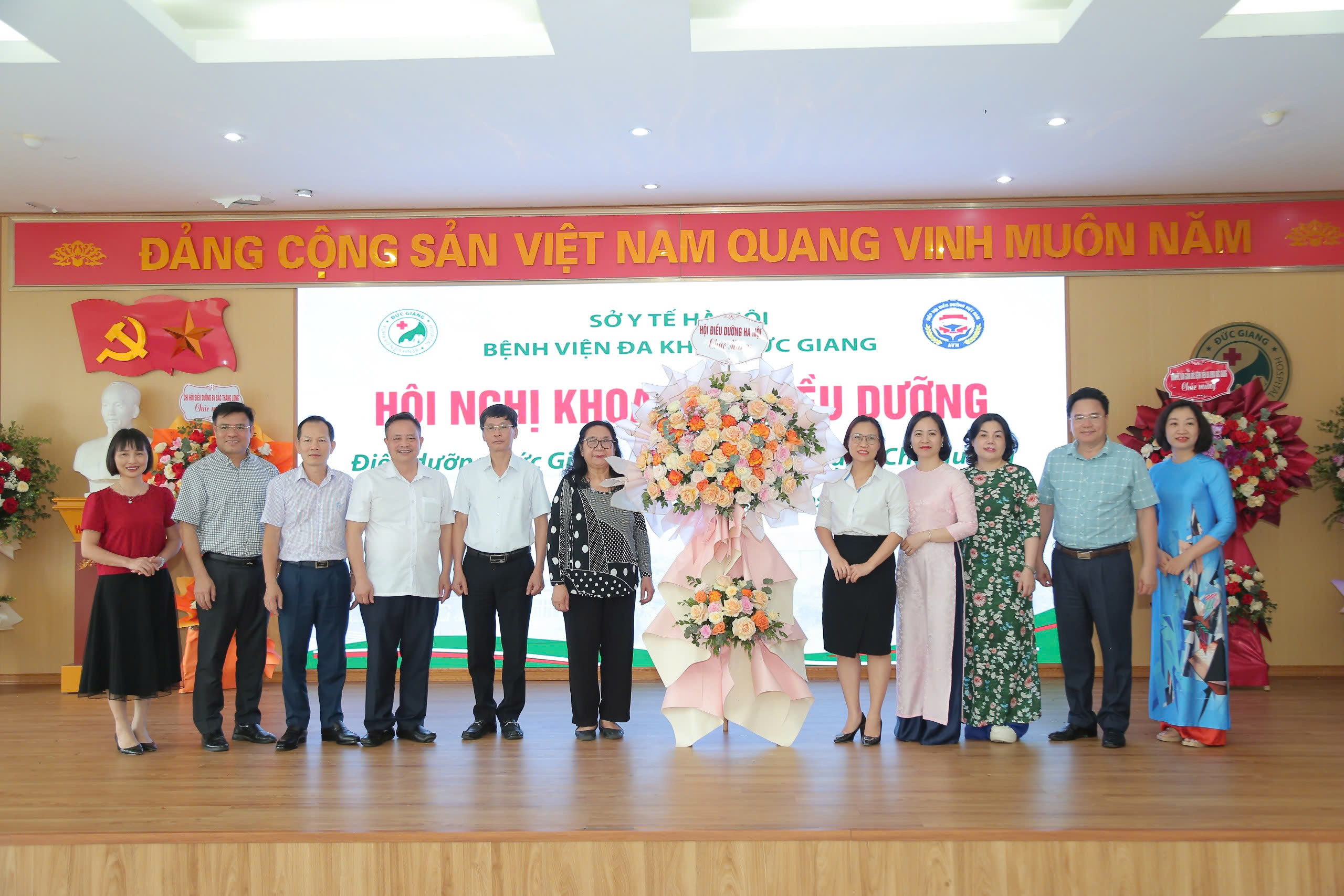Nụ cười hiền hậu, chăm sóc tận tâm của điều dưỡng giúp người bệnh vơi đi nỗi lo ốm đau- Ảnh 2. Nụ cười hiền hậu, chăm sóc tận tâm của điều dưỡng giúp người bệnh vơi đi nỗi lo ốm đau- Ảnh 2.