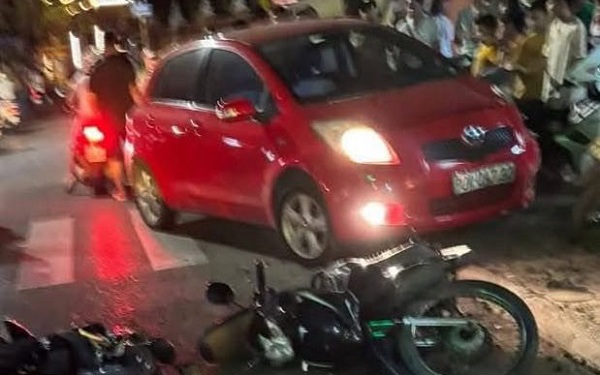 Va chạm giữa ô tô và nhiều xe máy khiến 2 người nhập viện