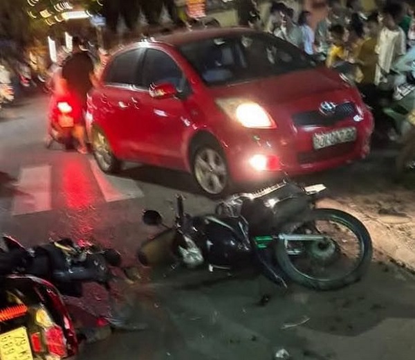Va chạm giữa ô tô và nhiều xe máy khiến 2 người nhập viện- Ảnh 1. Va chạm giữa ô tô và nhiều xe máy khiến 2 người nhập viện- Ảnh 1.