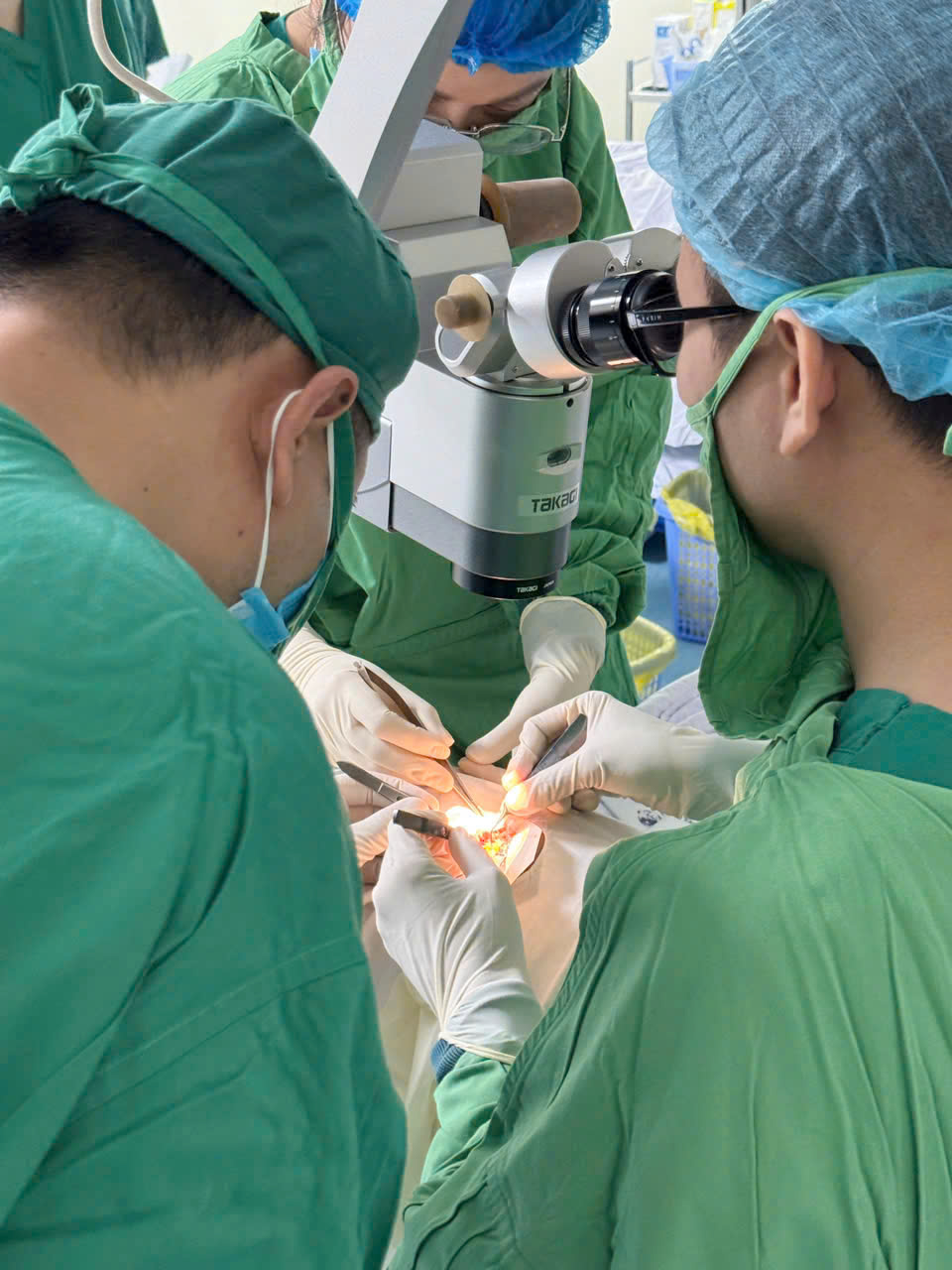 Ca mổ kỹ thuật cao cứu đôi mắt cho bệnh nhân mắc glaucoma- Ảnh 1. Ca mổ kỹ thuật cao cứu đôi mắt cho bệnh nhân mắc glaucoma- Ảnh 1.